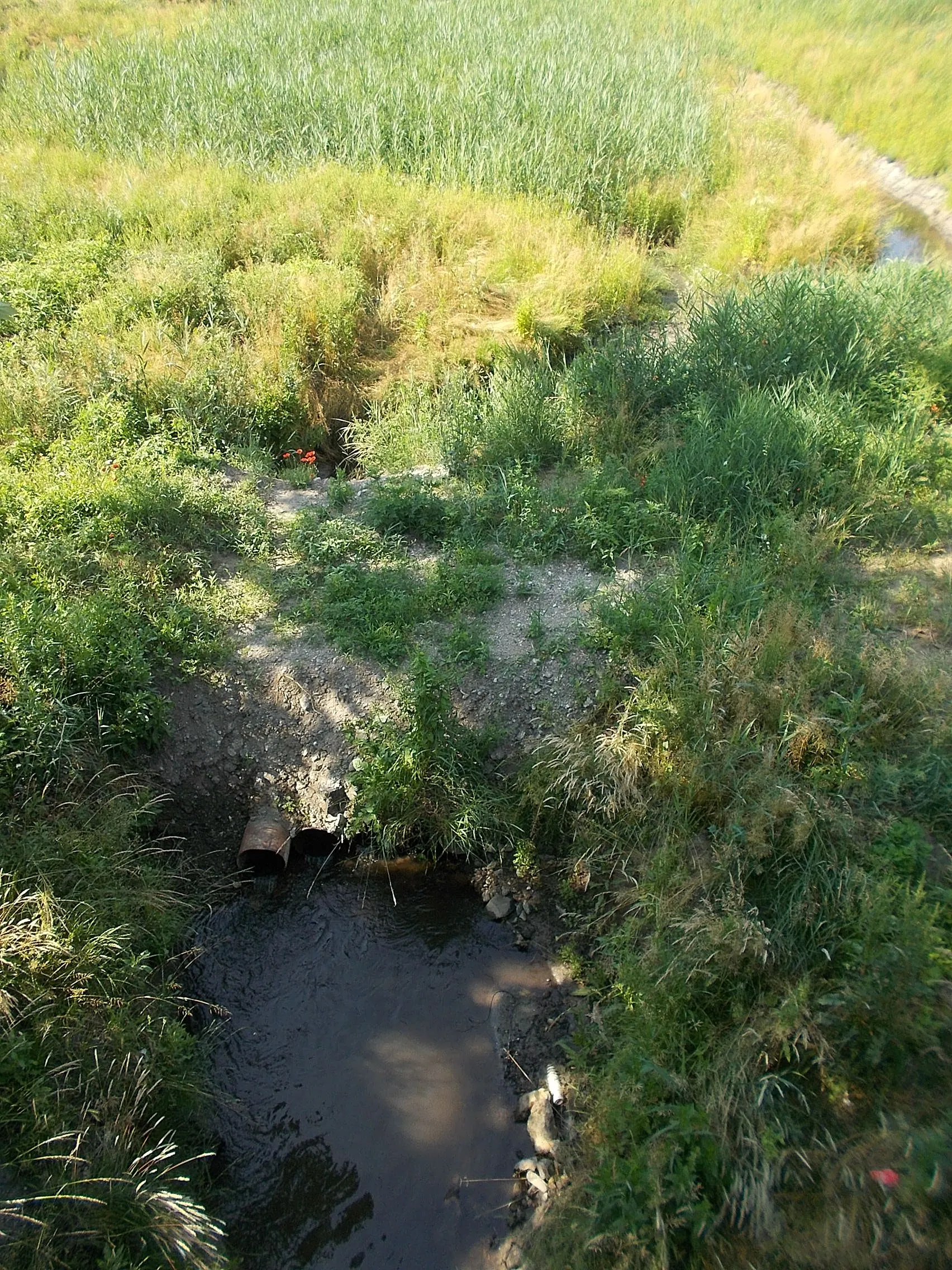 Photo showing: : Oroszlány-Kecskéd stream from Fürst Sándor street, Oroszlány, Komárom-Esztergom County.