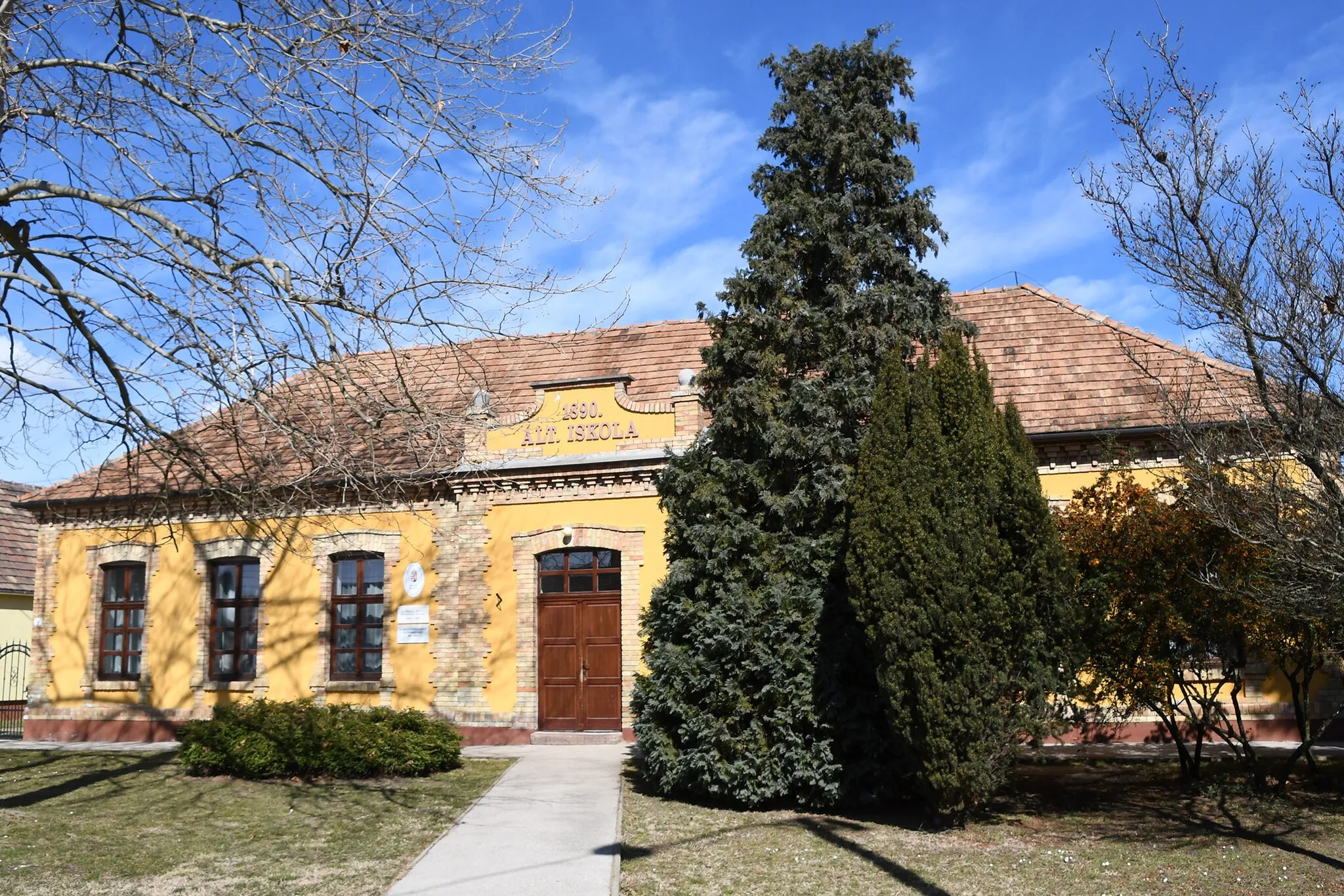 Photo showing: Elementary school building in Kecskéd, Hungary