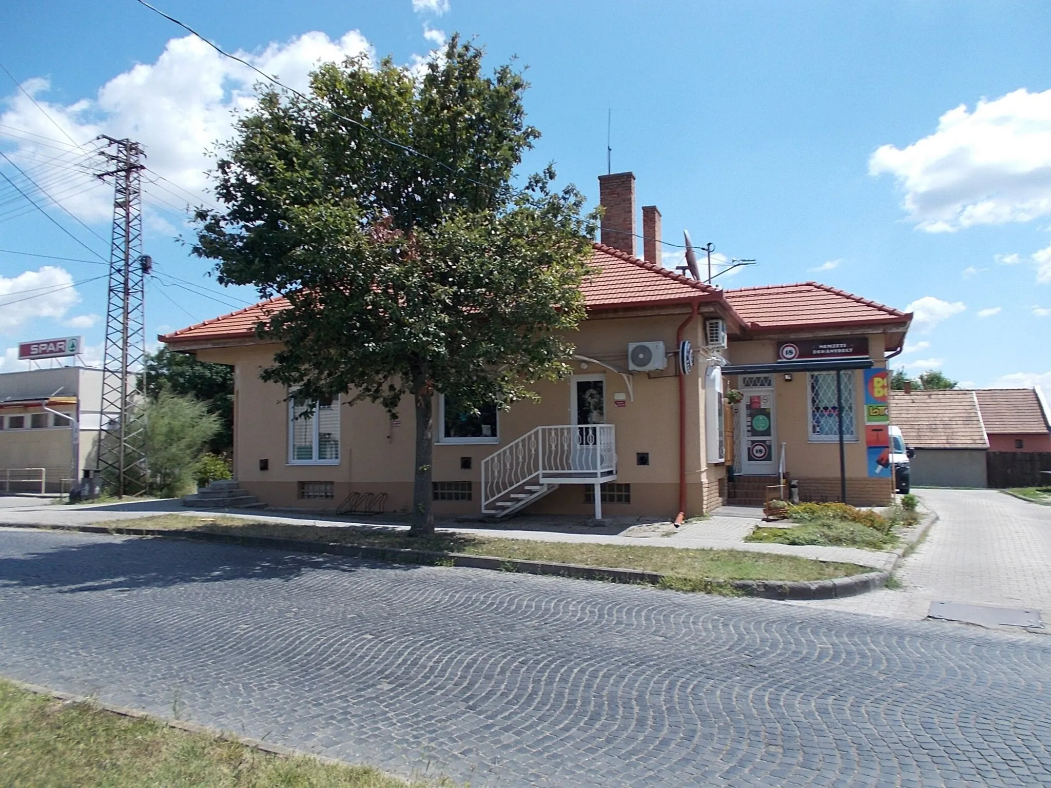 Photo showing: DODO - drink shop, lottery and tobacco shop - 1 Fő Street, Táncsics Mihály Street corner, Ercsi, Fejér County, Hungary.