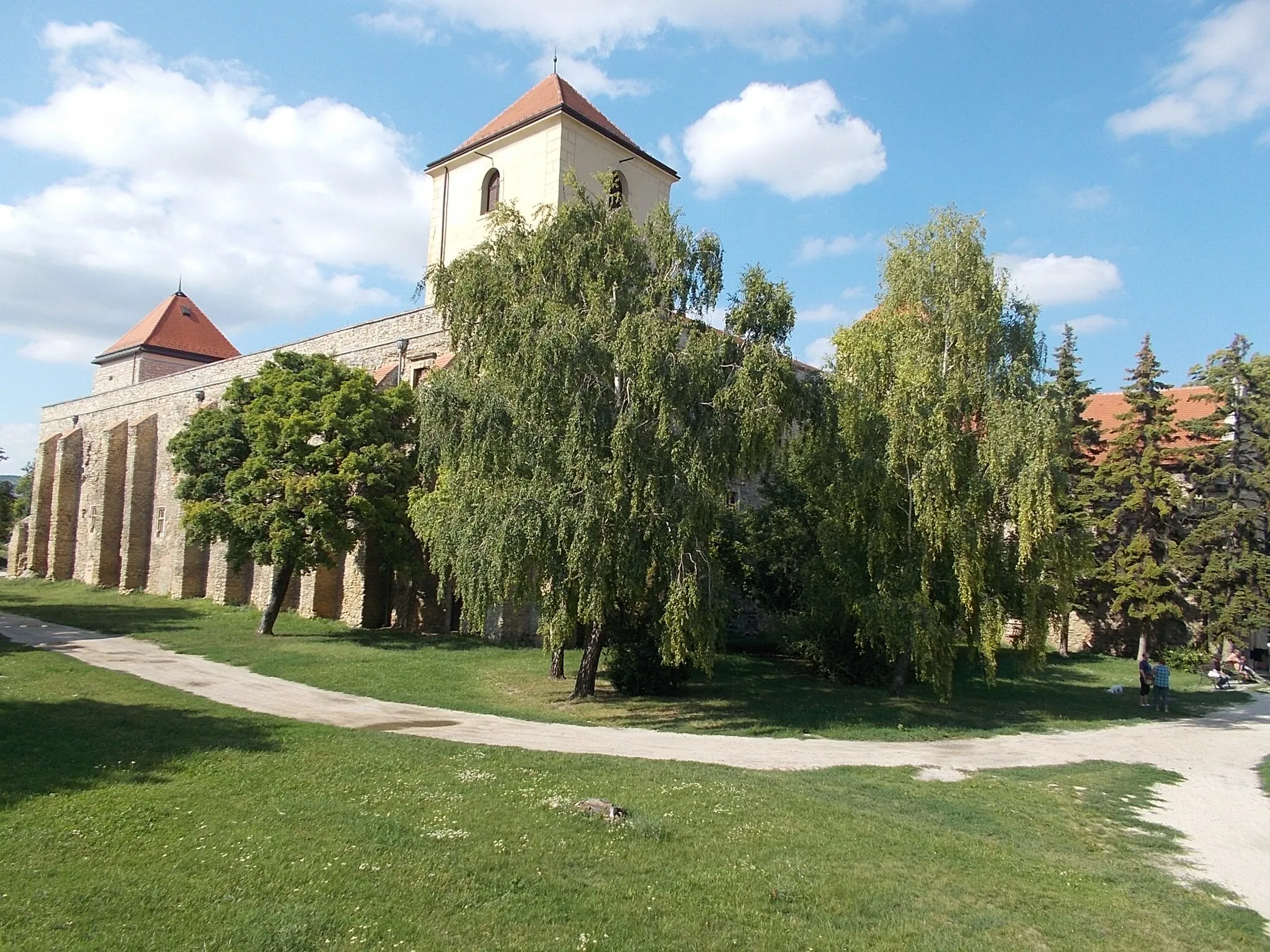 Photo showing: : Castle Thury (or Várpalota Castle or Palota Castle). Built in 1380s for Gothic Palace, rebuilt to fortification in the 15th and 16th centuries. Zichy family /landlords of Várpalota/ remodelled to a Baroque Palace. Abandoned in early 18th cent. - Reconstructed since mid 20th century.  - Szabadság Square, Várpalota, Veszprém County, Hungary.