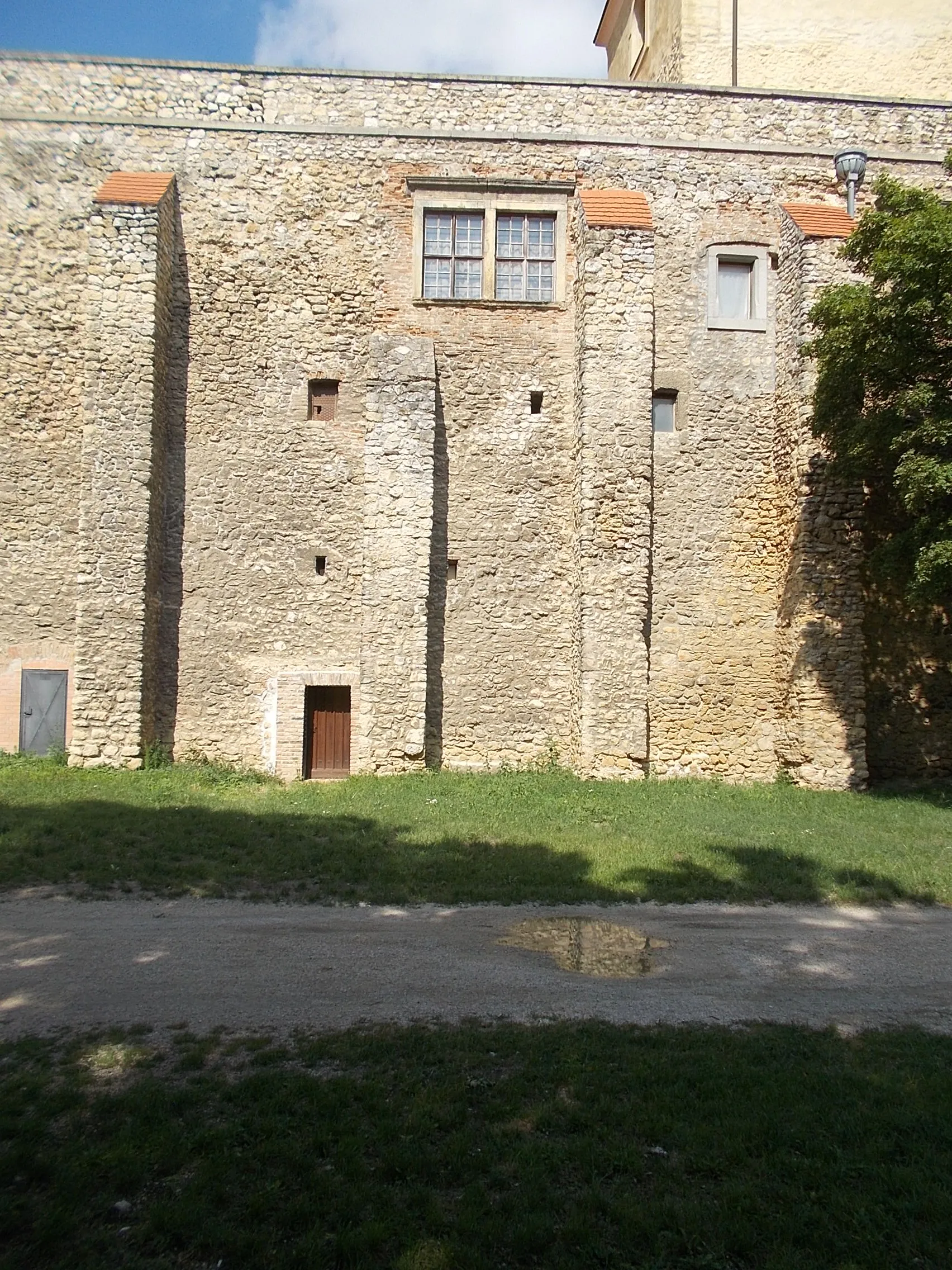 Photo showing: : Castle Thury (or Várpalota Castle or Palota Castle). Built in 1380s for Gothic Palace, rebuilt to fortification in the 15th and 16th centuries. Zichy family /landlords of Várpalota/ remodelled to a Baroque Palace. Abandoned in early 18th cent. - Reconstructed since mid 20th century.  - Szabadság Square, Várpalota, Veszprém County, Hungary.