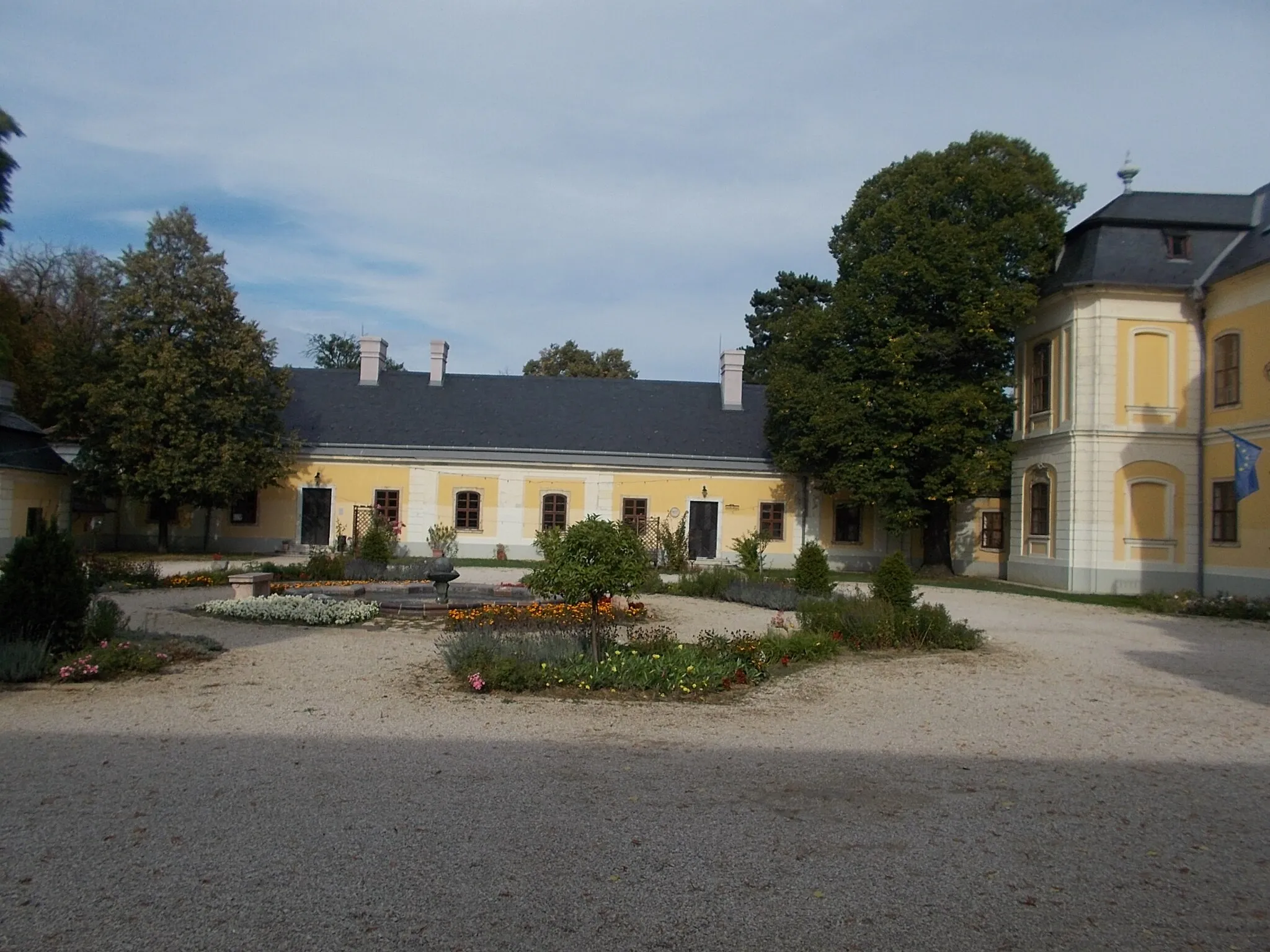 Photo showing: : Lamberg Mansion built by Jakab Fellner, east wing. Baroque. Bult in between 1762 and 1766. A property of The House of Lamberg, landlords of Mór Bodajk and area since 18th century. - Szent István Square Mór, Fejér County, Hungary.