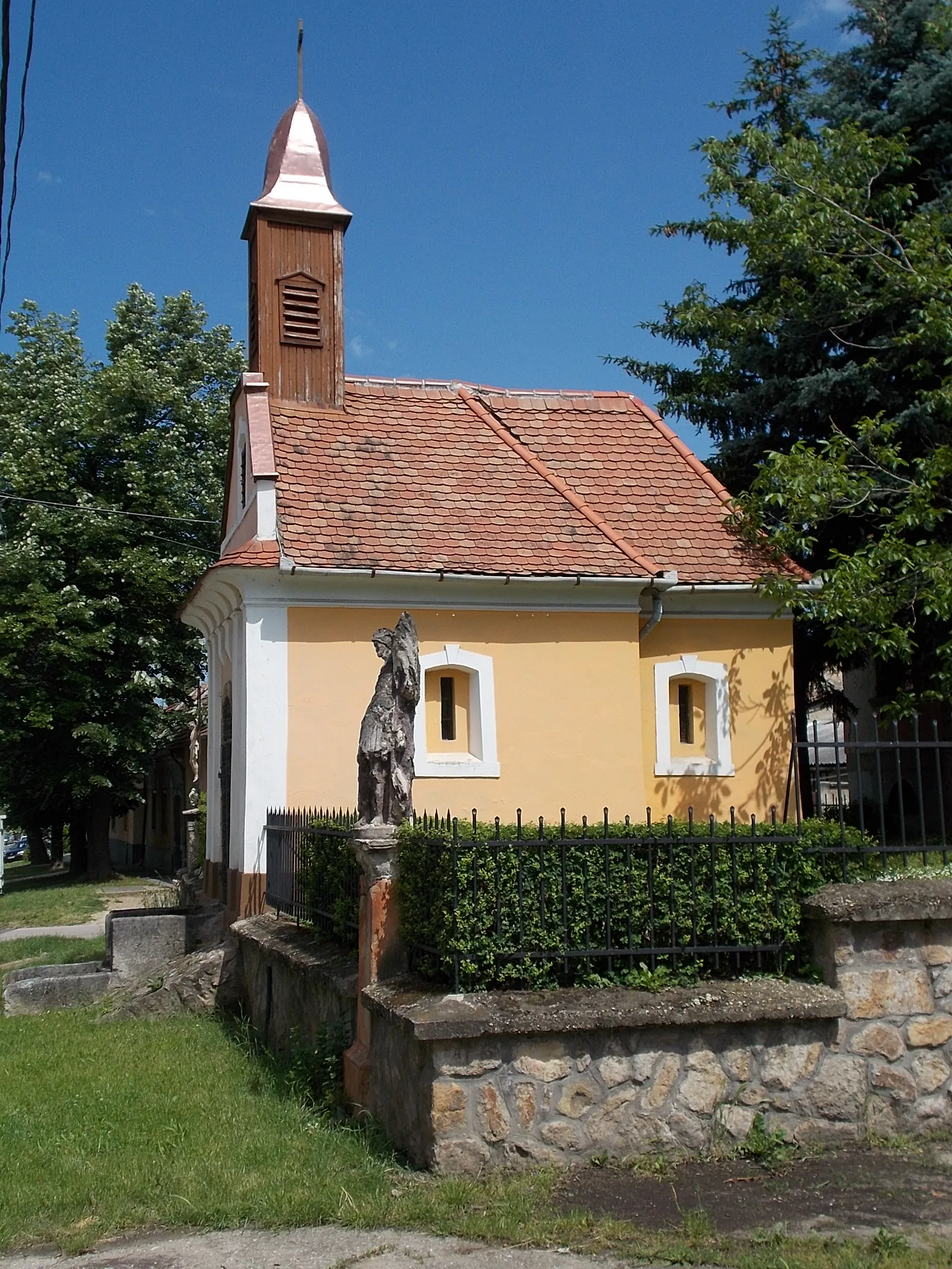 Photo showing: :  Saint Rosalia chapel. - Dobogókői Street and Kálvária út corner, Esztergom, Komárom-Esztergom County, Hungary.