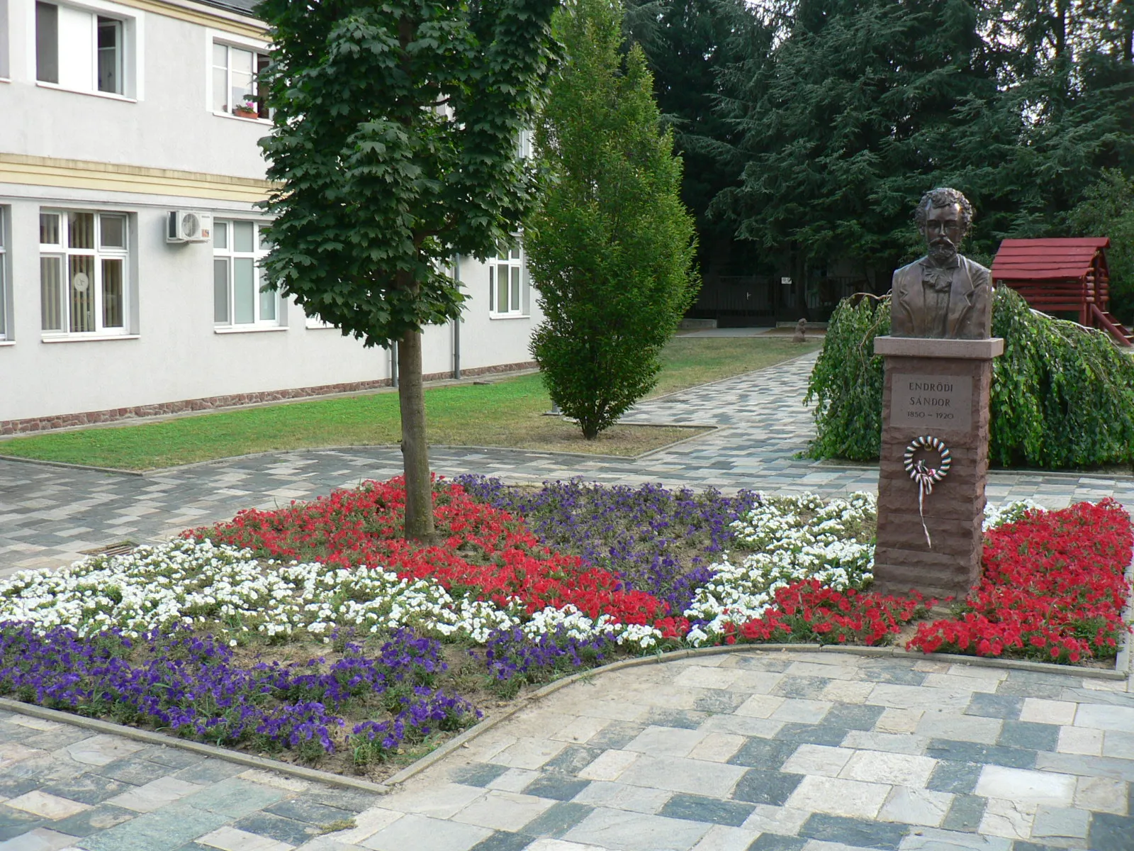 Photo showing: Alsóörs Endrődi Sándor utca 26.-nál Endrődi Sándor (Veszprém, 1850 – Budapest, 1920) költő bronz mellszobra (Raffay Béla, 2011)