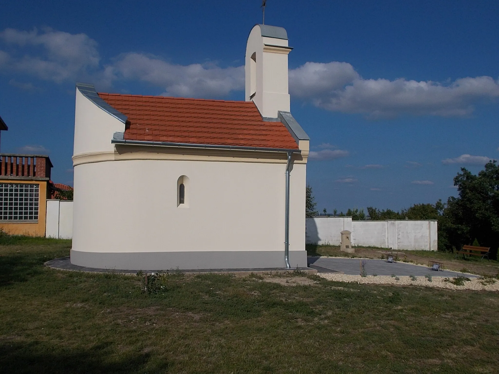 Photo showing: : Saint Donatus chapel. - Pipacs Street off, Loncsos neighborhood, Várpalota, Veszprém County, Hungary.