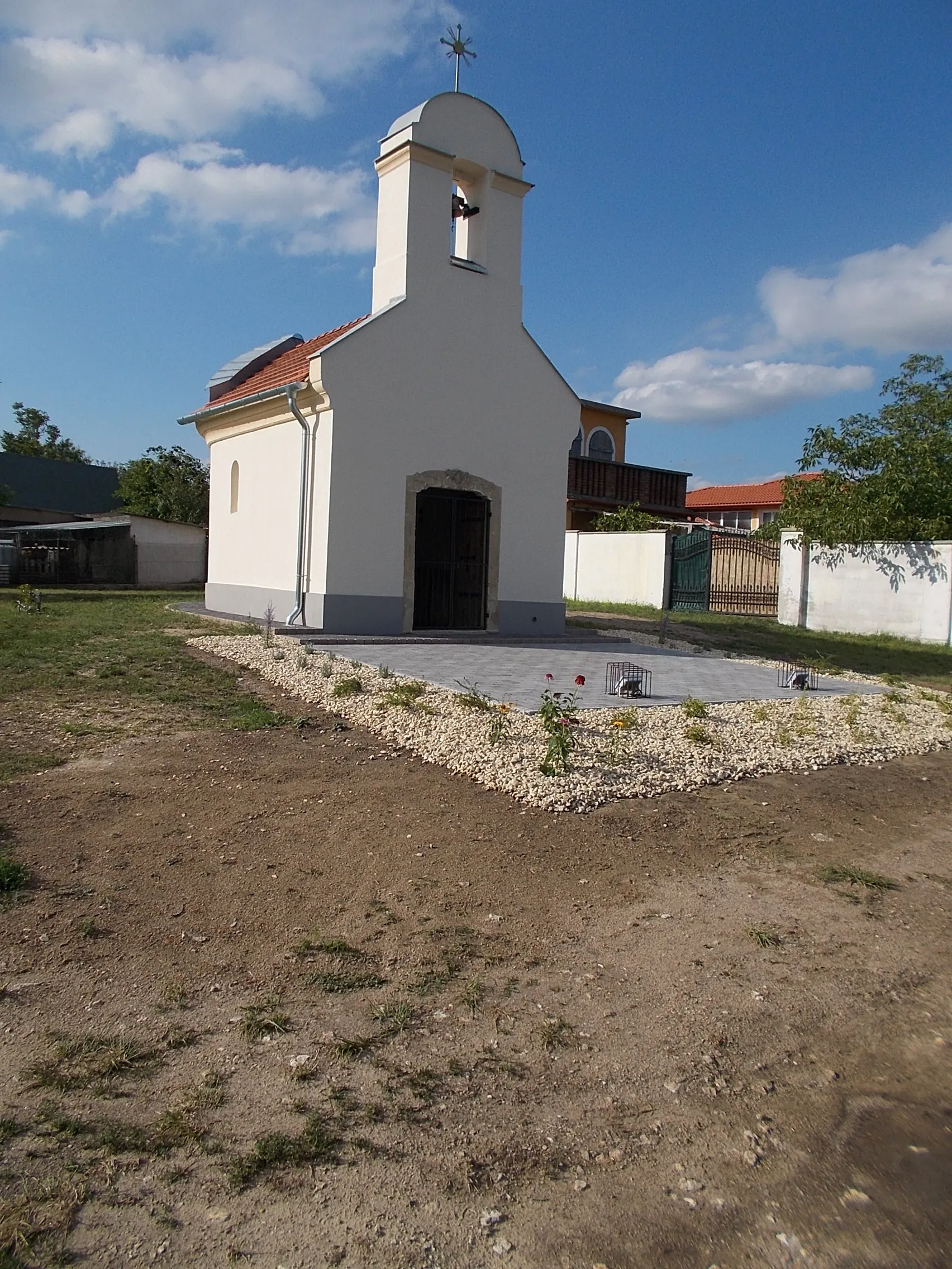 Photo showing: : Saint Donatus chapel. - Pipacs Street off, Loncsos neighborhood, Várpalota, Veszprém County, Hungary.