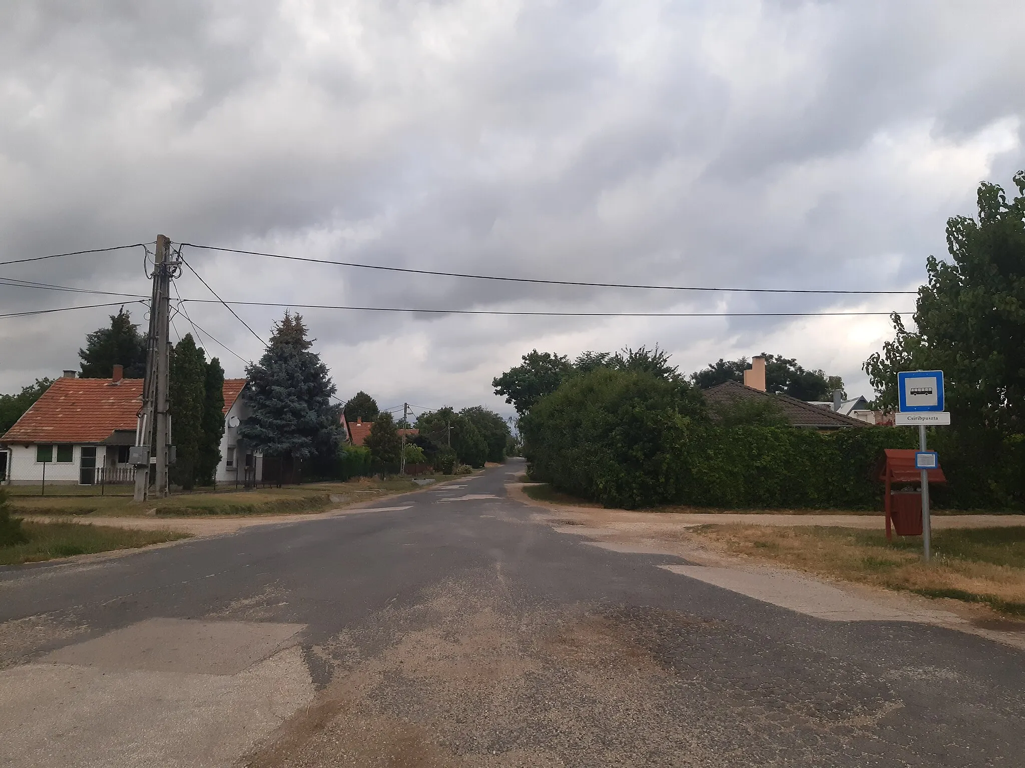 Photo showing: The Nádasdy Street of Csiribpuszta, photographed from the bus station.