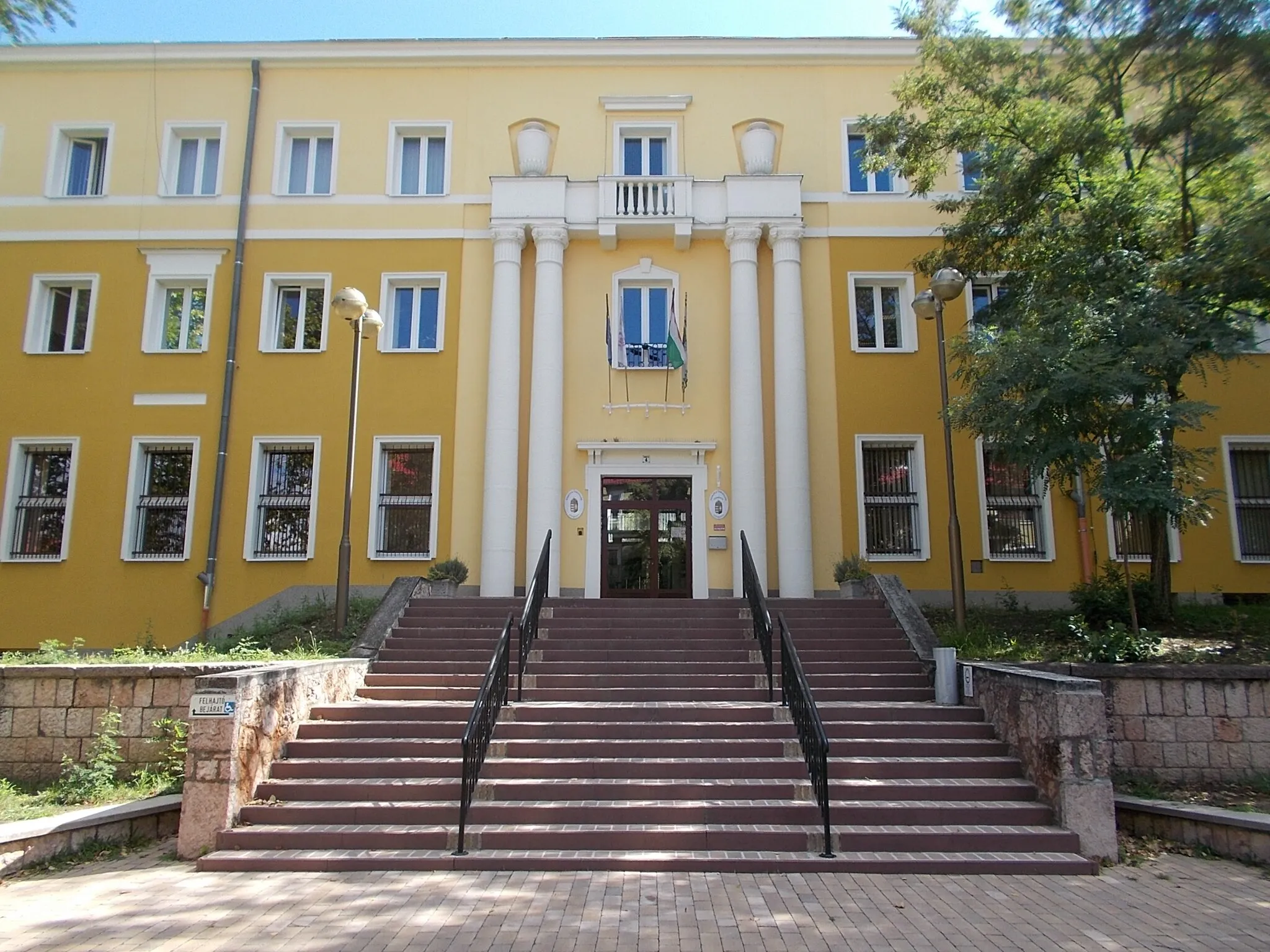 Photo showing: Tatabánya General Court (other name ~Tatabánya Tribunal and Commercial Court). - 4 Komáromi Street, Tatabánya, Komárom-Esztergom County, Hungary.