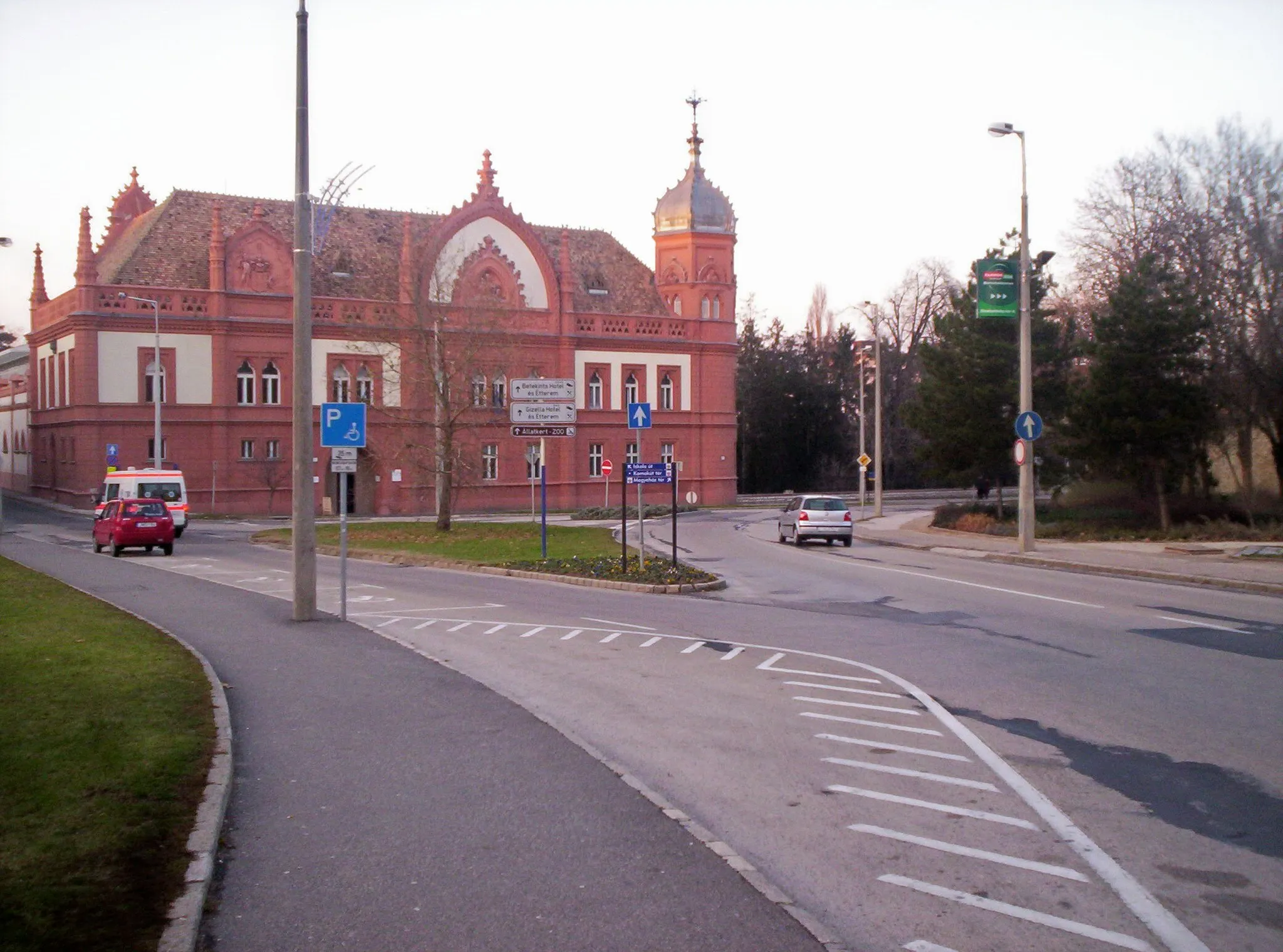 Photo showing: Description: Komakút Square, Veszprém