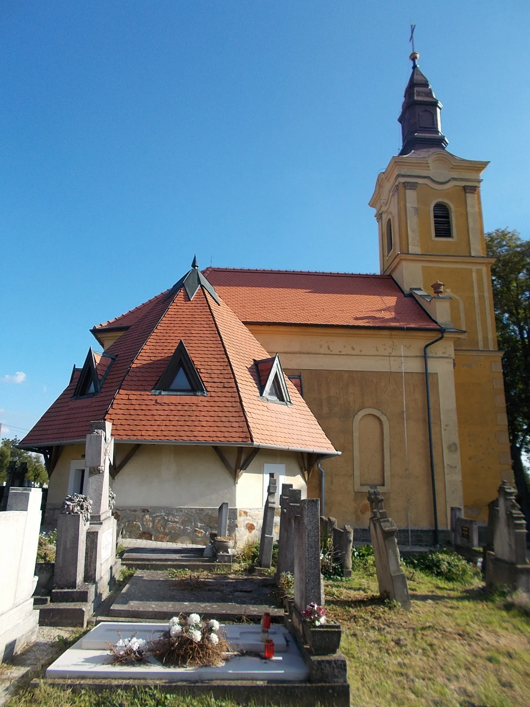 Photo showing: : St. Anne's Chapel (1894) in cemetery of Cserszegtomaj, Zala County, Hungary.