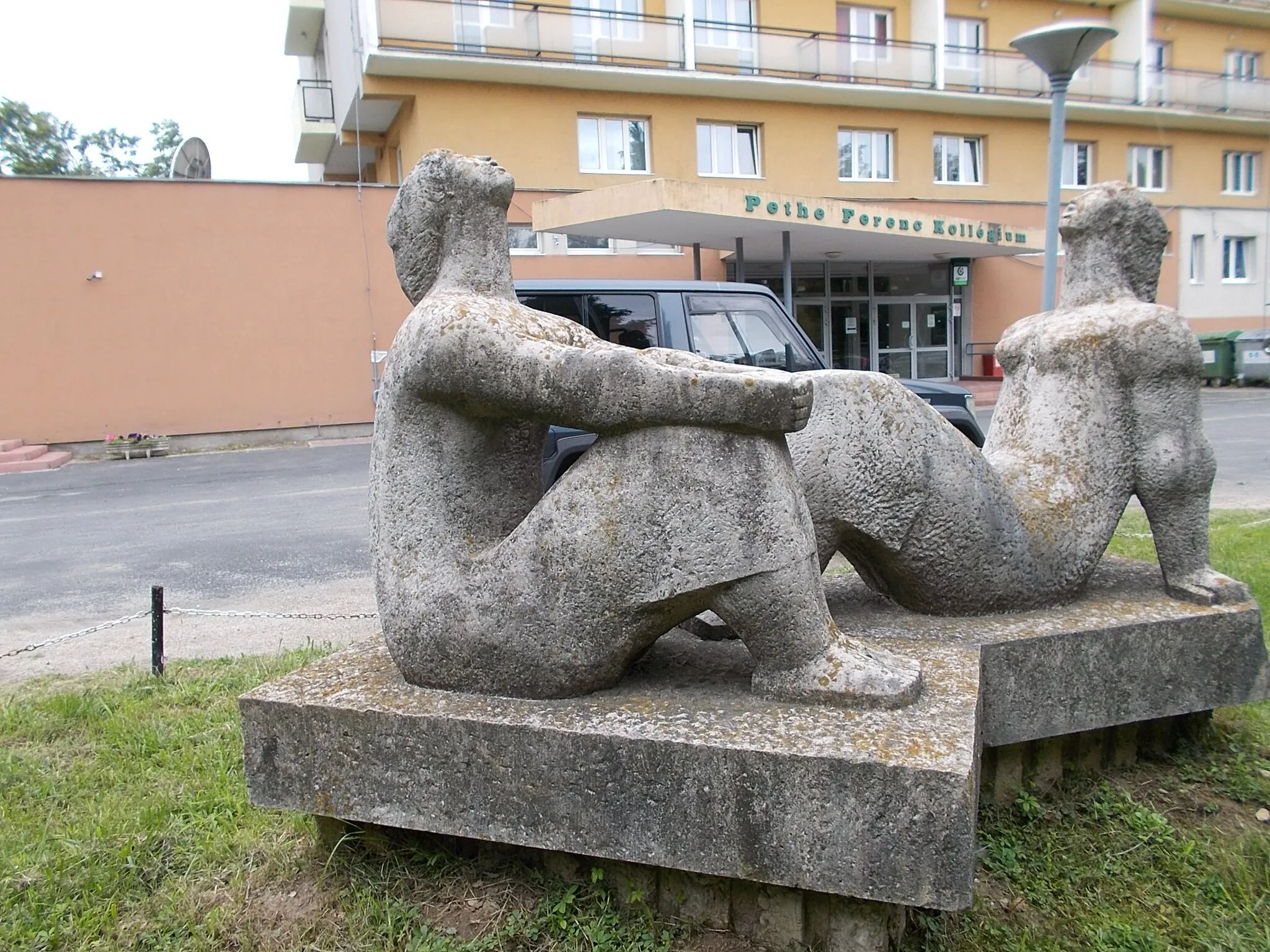 Photo showing: : Statue of Two female singers by István Tar (1967) at Pethe Ferenc student housing. - Keszthely, Zala  County, Hungary.