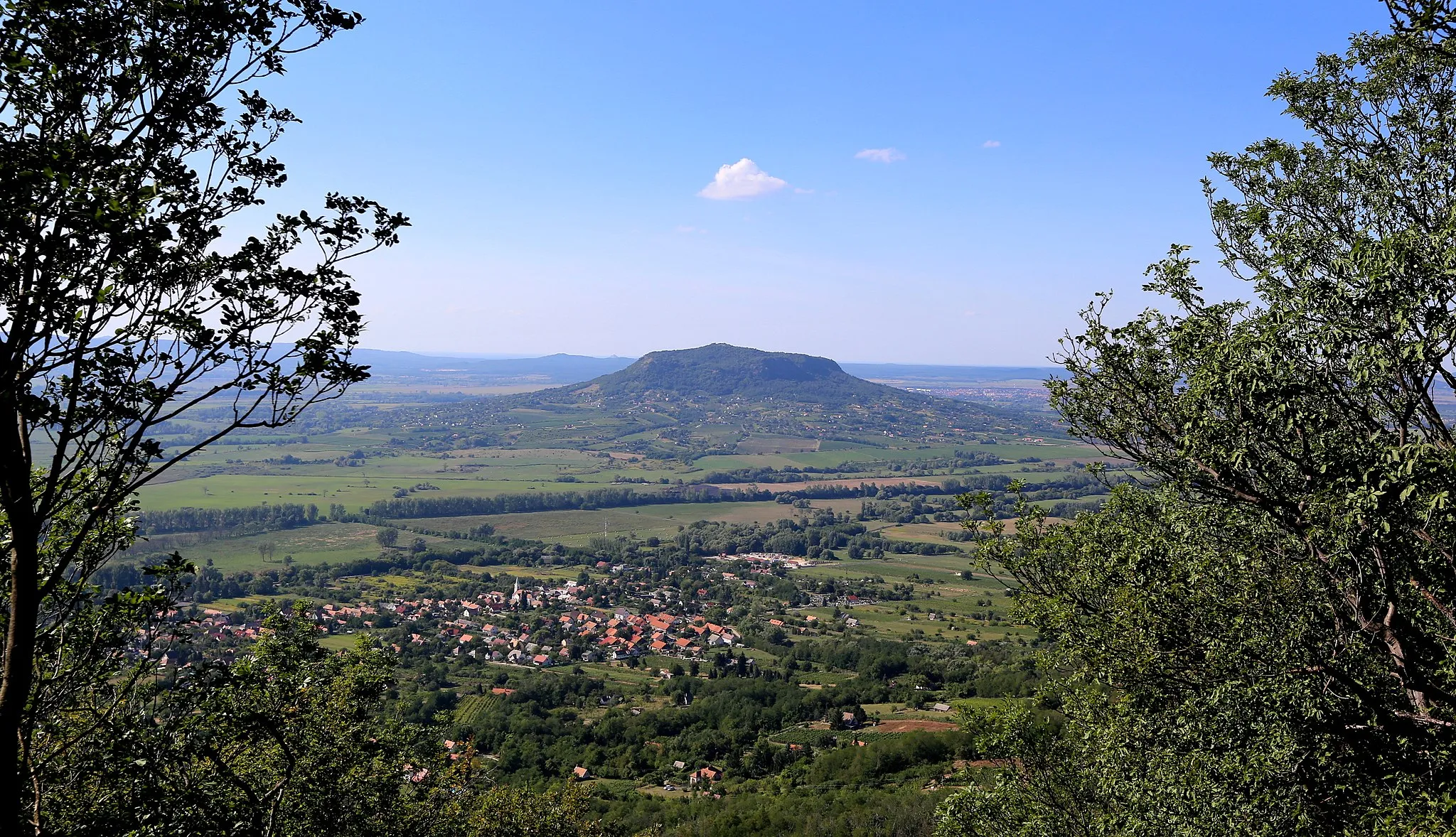 Photo showing: A badacsonyi bazaltorgonák felől: előtérben Badacsonytördemic, távolban a Szent György-hegy.