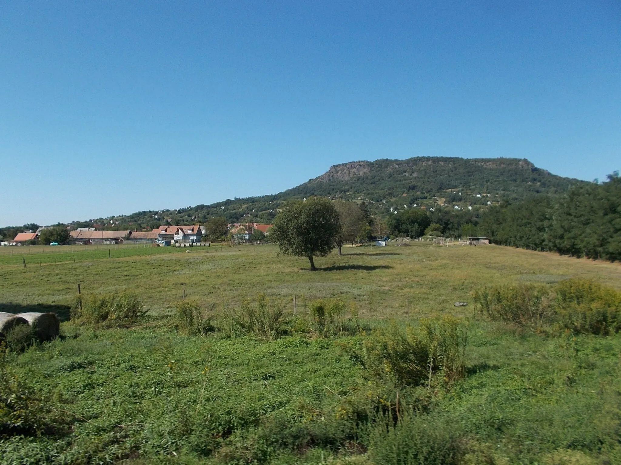 Photo showing: : Szent György Hill (415 m a.s.l.) viewed from train from Kisapáti, Veszprém County, Hungary.