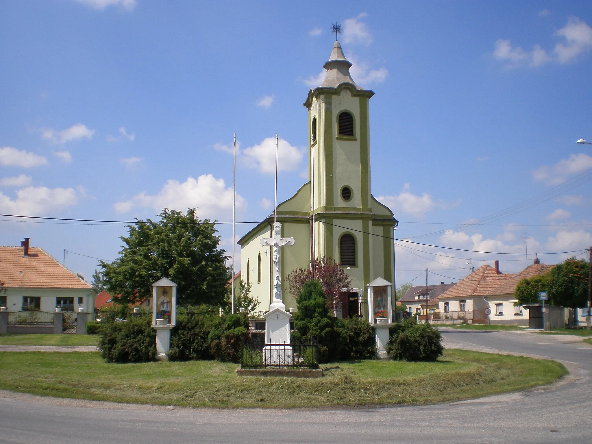 Photo showing: Szent György római katolikus templom, Püski