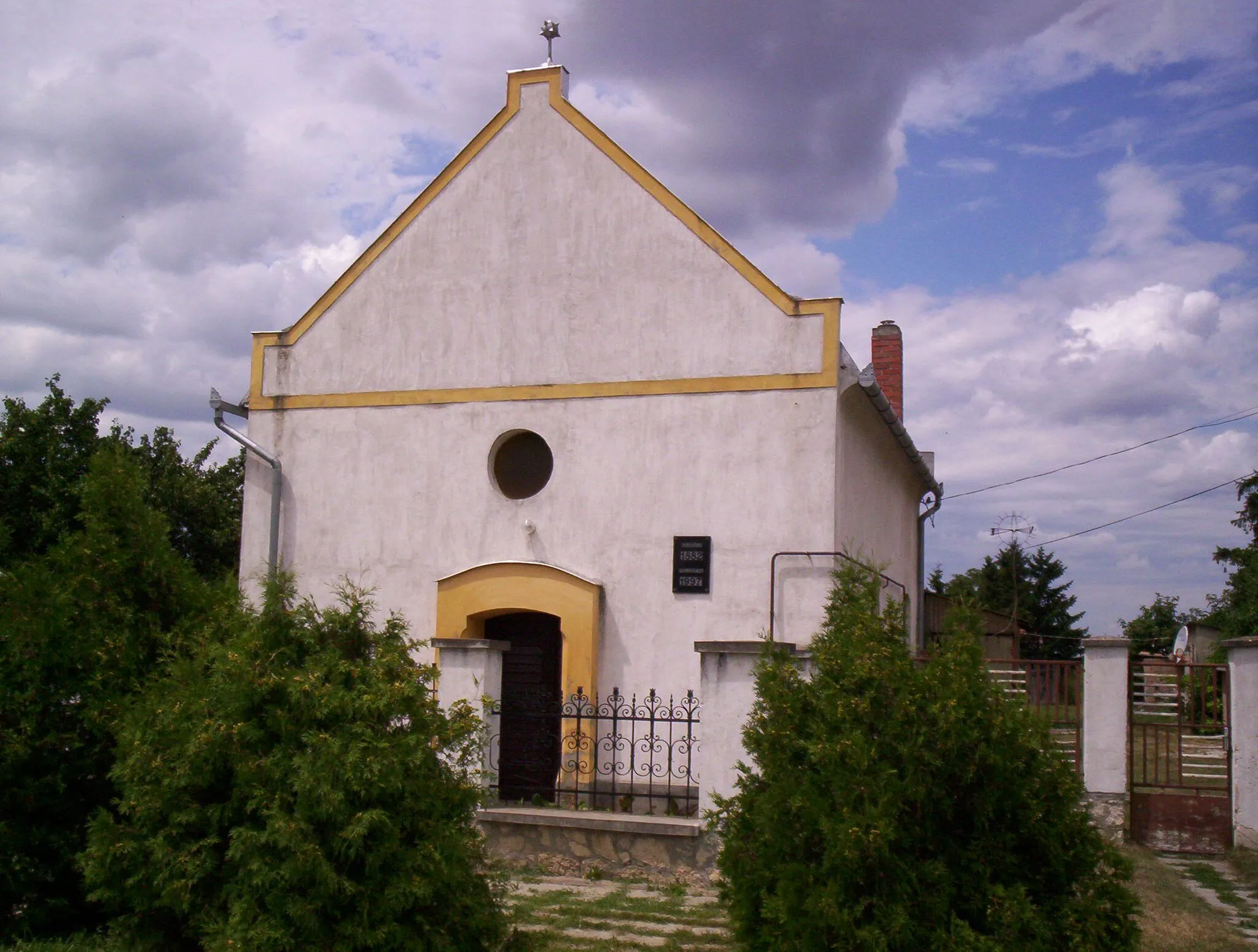 Photo showing: Calvinist church in Borsosgyőr, Hungary, built in 1882 A borsosgyőri református templom, épült 1882-ben