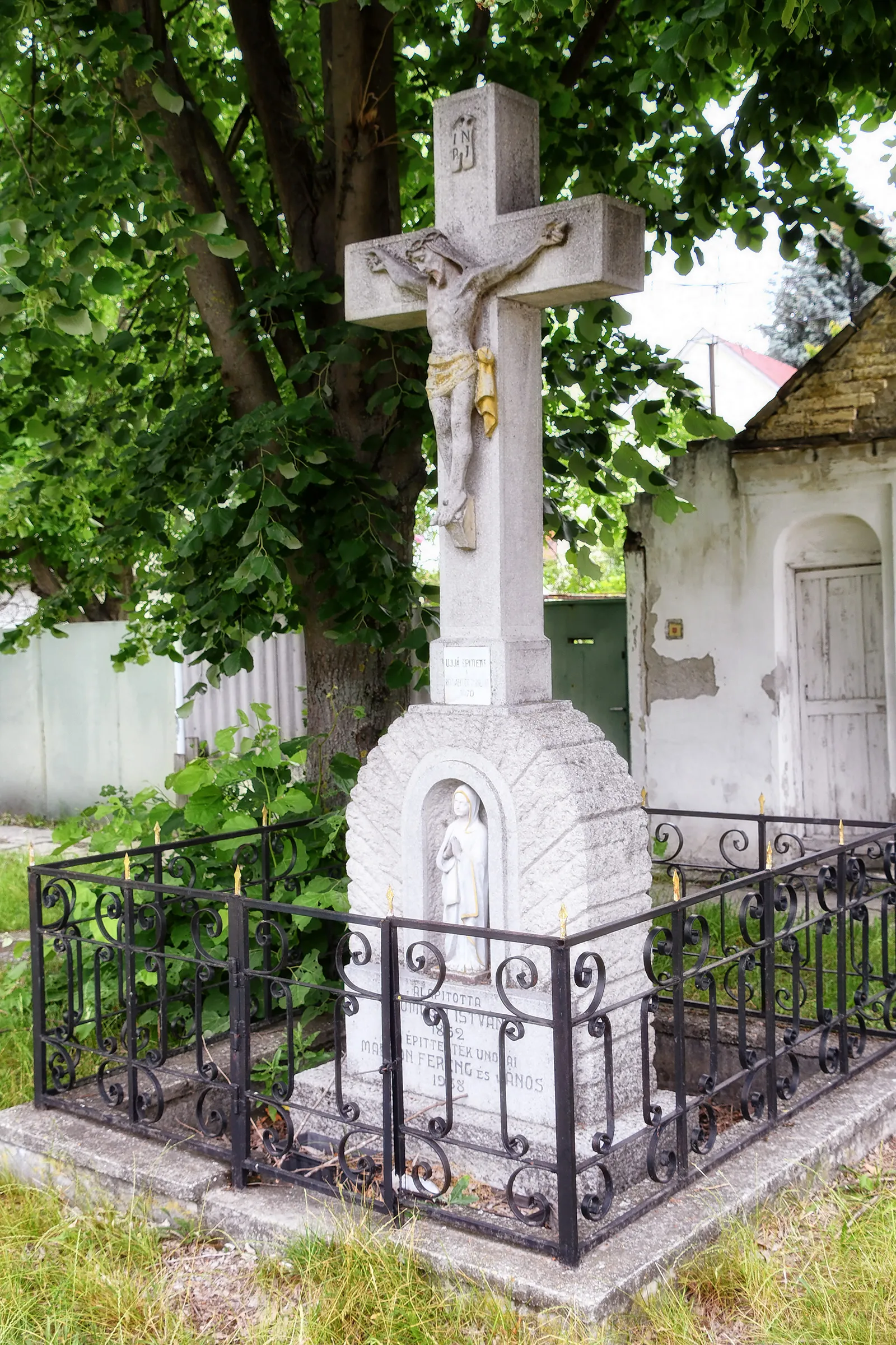 Photo showing: Stone crucifix in Abda, Hungary