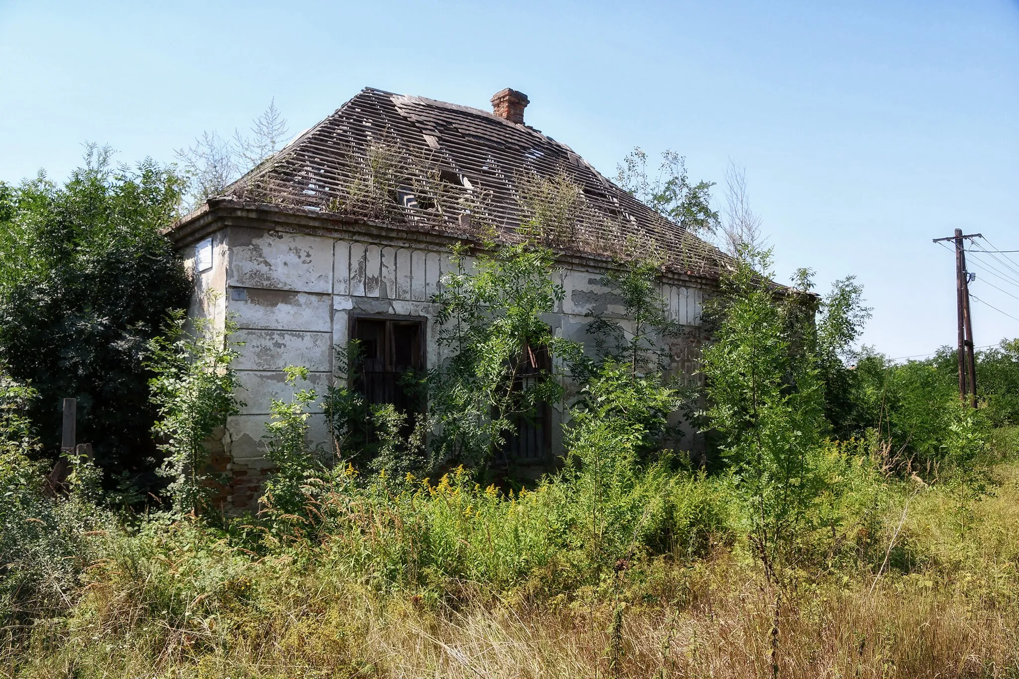 Photo showing: The former, derelict toll house of the bridge at Rábca by Abda