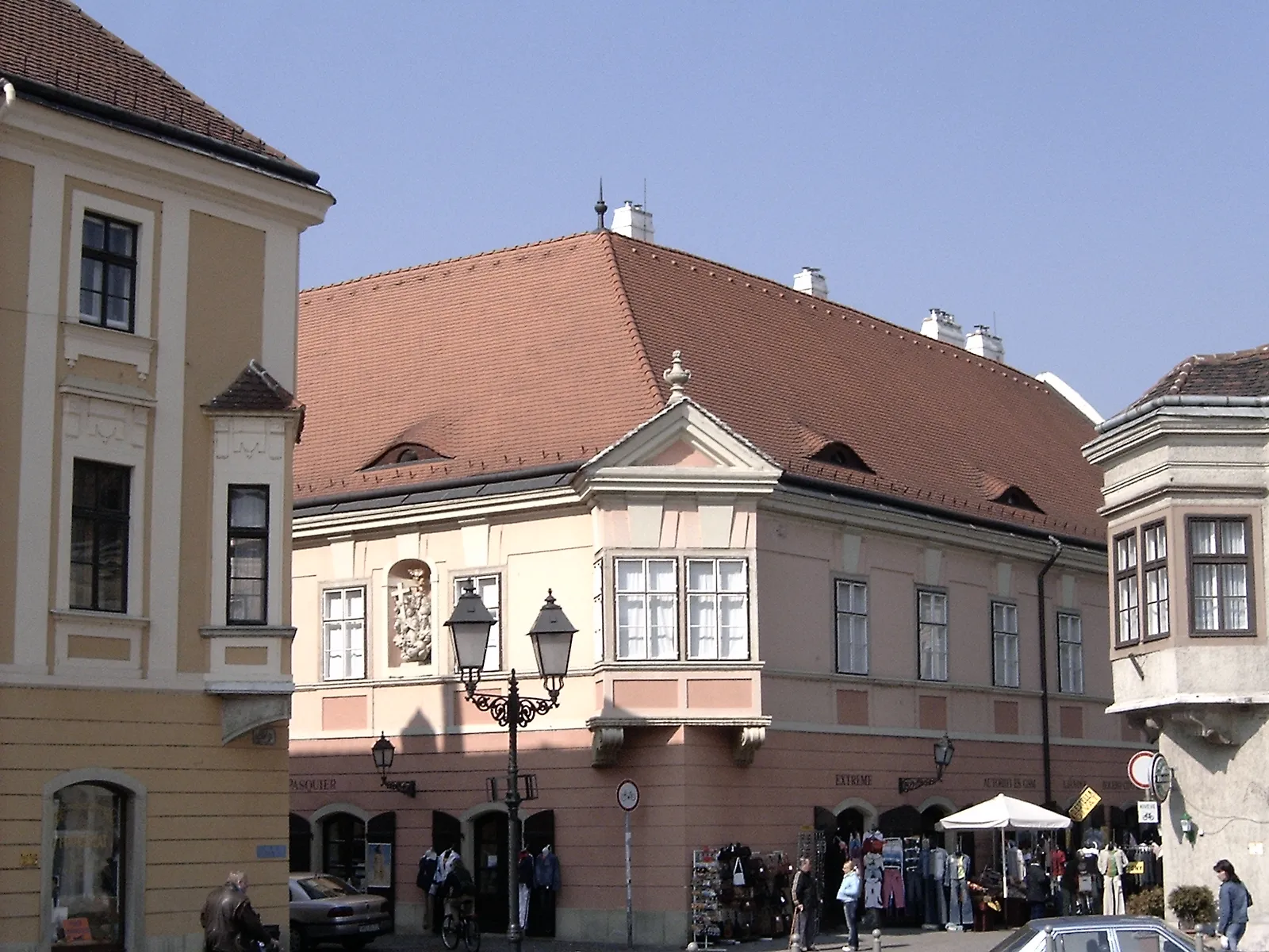 Photo showing: A Széchenyi tér északnyugati sarka, barokk műemlék Esterházy-palota. 1770 - Győr, Király utca 17., Széchenyi tér)