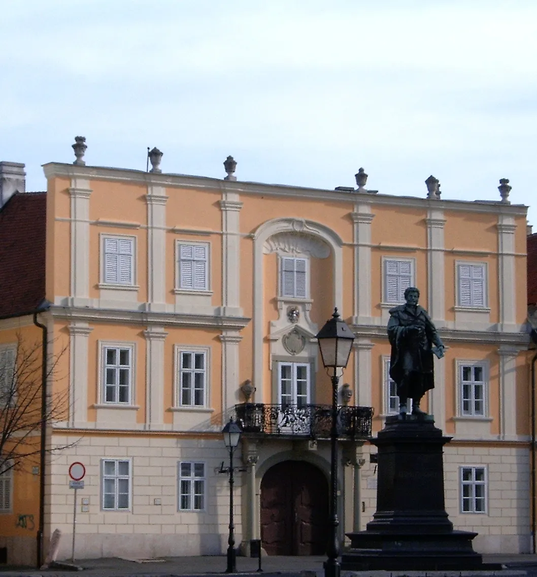 Photo showing: A győri Ott-ház előtérben a Kisfaludy-szoborral, utóbbi Mátrai Lajos György alkotása (Győr-Moson-Sopron megye)