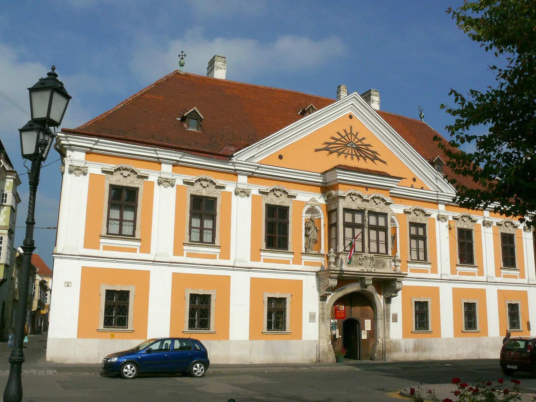 Photo showing: Győr. Az ún. "Apátúr-ház", jelenleg a Xantus János Múzeum. (Saját felvétel, 2006.) Vadaro 2006. június 10., 20:47 (CEST)