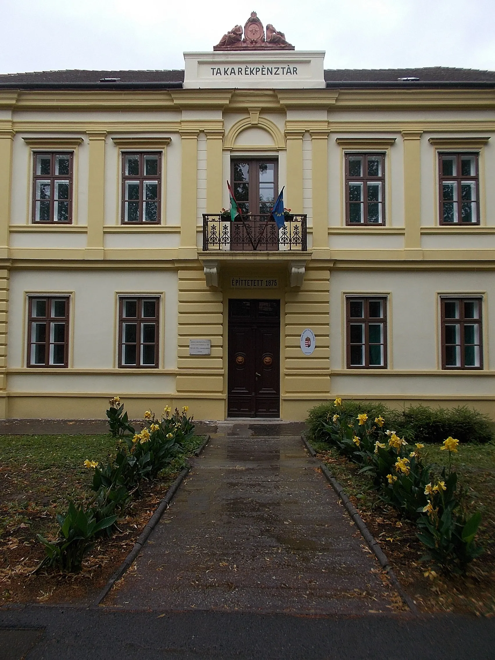 Photo showing: : Pátzay Pál Elementary School north building. Listed, former savings bank. - 11 Kossuth Lajos utca, Kapuvár, Győr-Moson-Sopron County, Hungary.