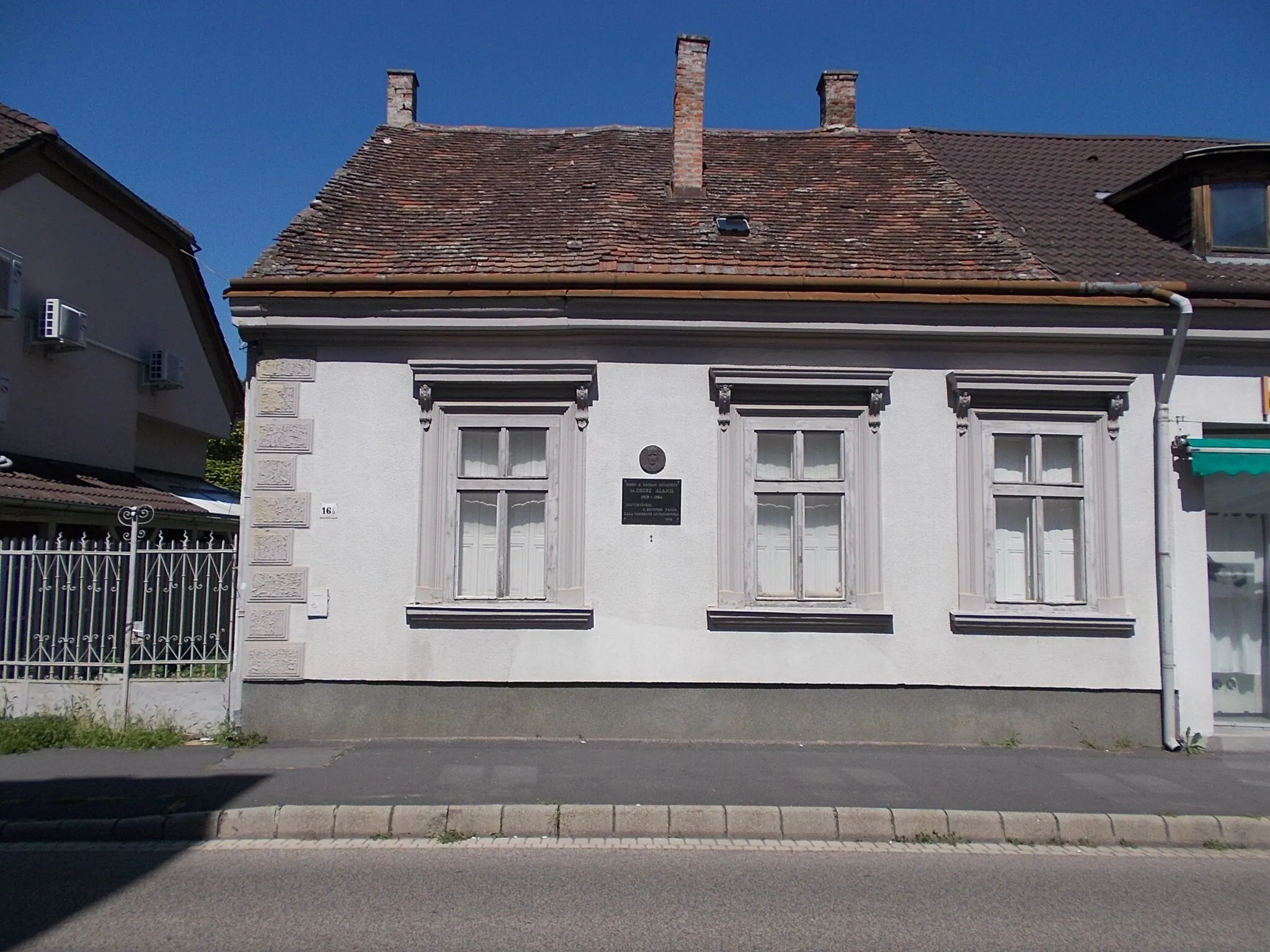 Photo showing: : House with Alajos Degré plaque by János Béres (1994 bronze relief granite, plaque) - 16 Petőfi Sándor Street, Zalaegerszeg, Zala County, Hungary.