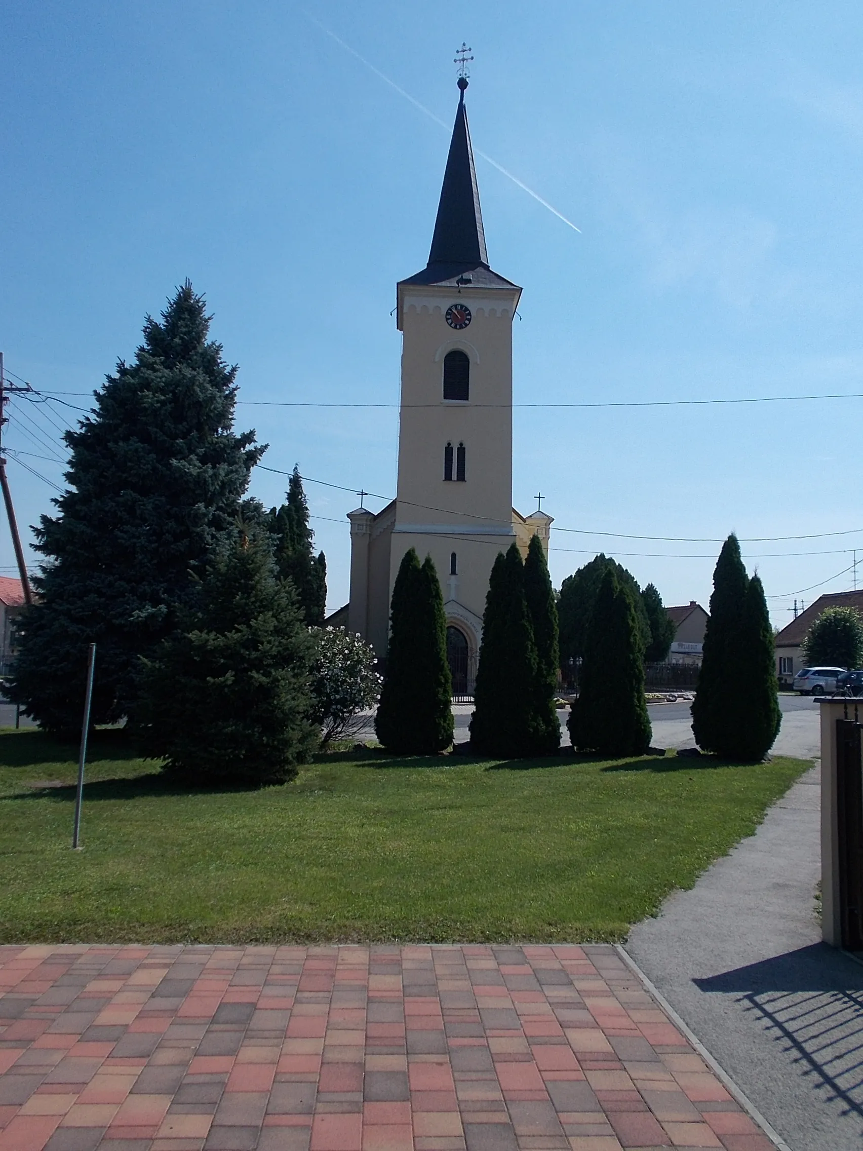 Photo showing: : Saint Nicholas Church, west. - Sársziget Street, Sárvár, Vas County, Hungary.