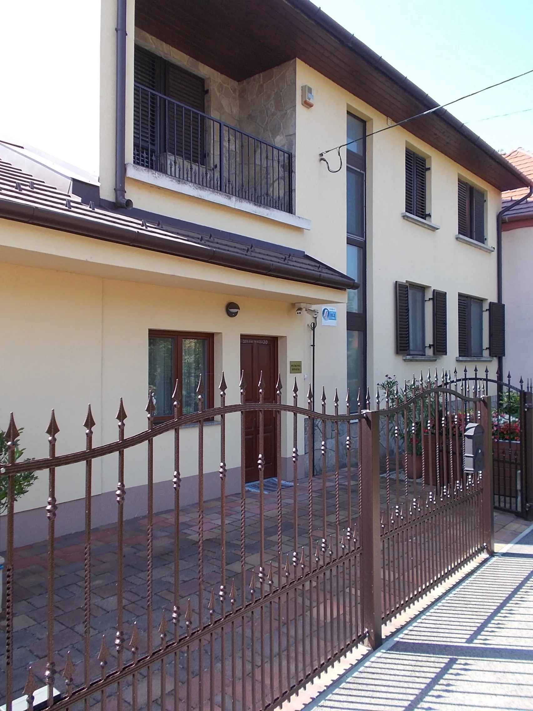 Photo showing: : Saint Nicholas parish office. - 58 Sársziget Street, Sári neighborhood, Sárvár, Vas County, Hungary.