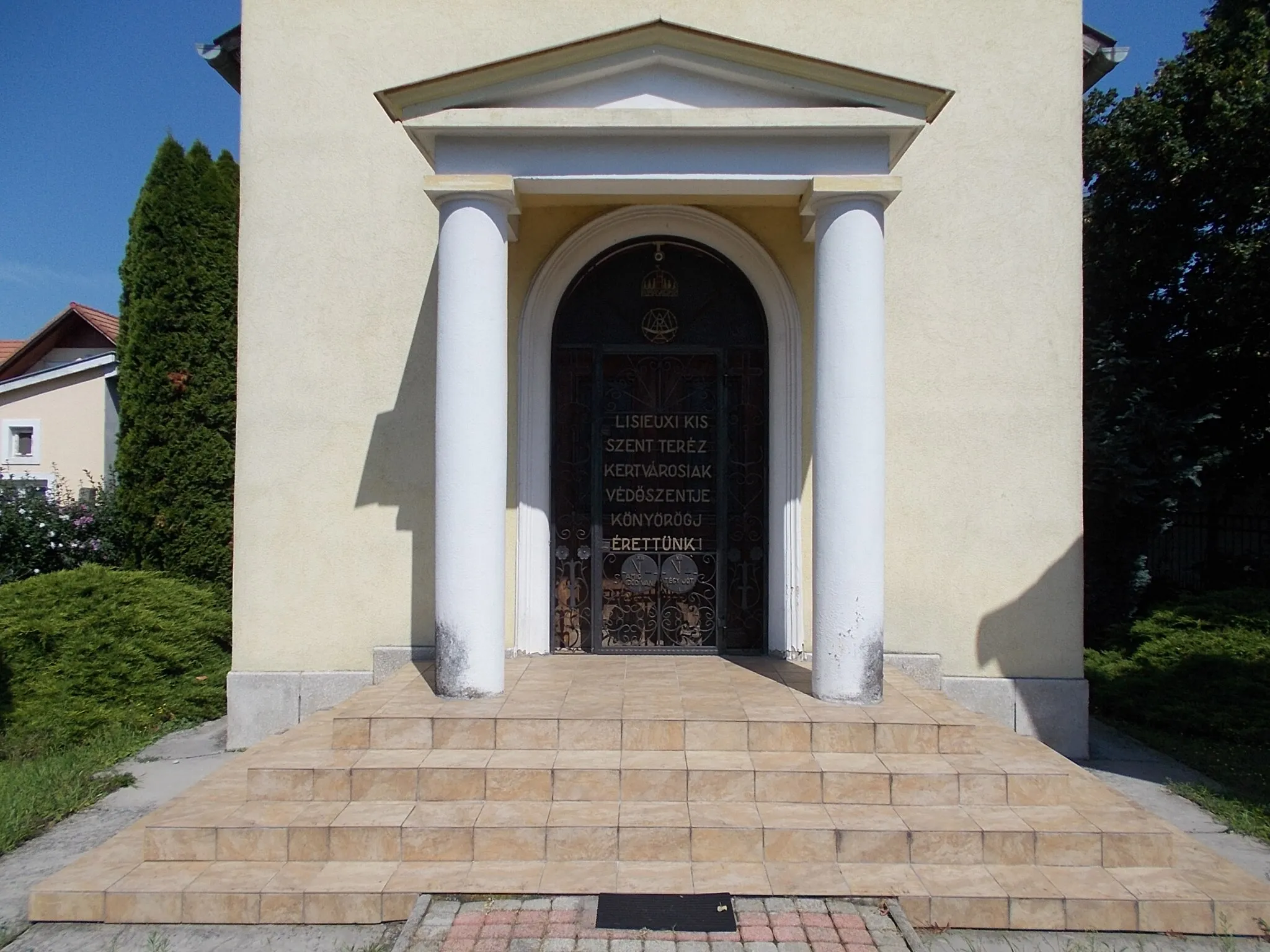 Photo showing: : Kertváros chapel other name Saint Thérèse of Lisieux chapel (1940) entry - 87 Nádasdy Ferenc Street, Kertváros (Garden City) neighborhood, Sárvár, Vas County, Hungary.