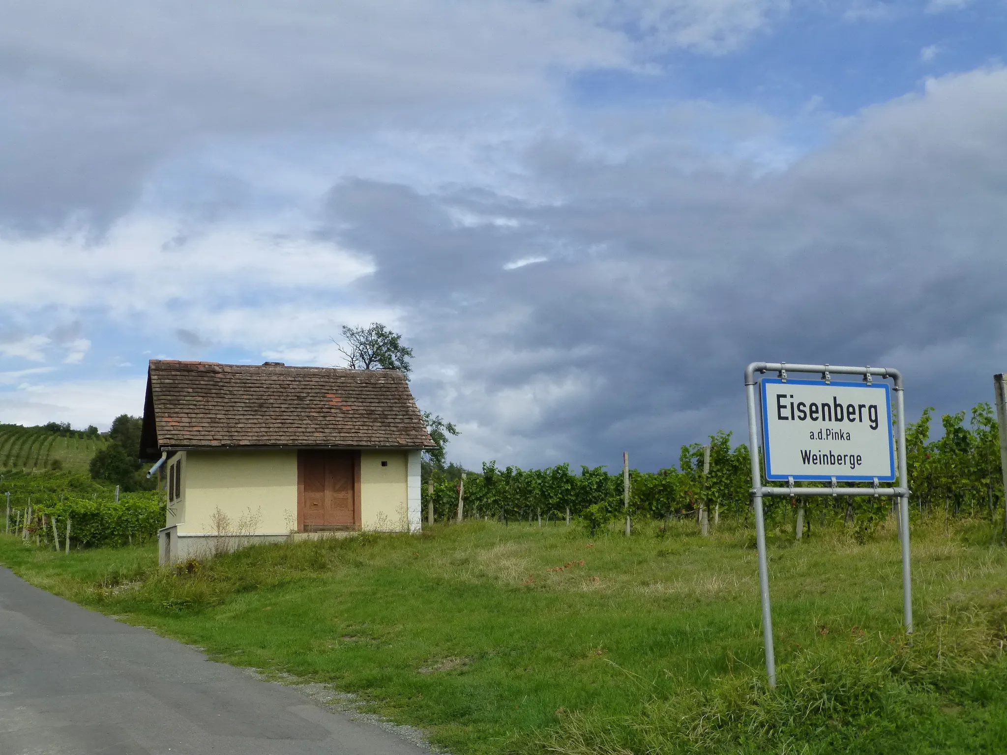 Photo showing: Eisenberg an der Pinka, Unterkellergasse, wineyards, Burgenland.