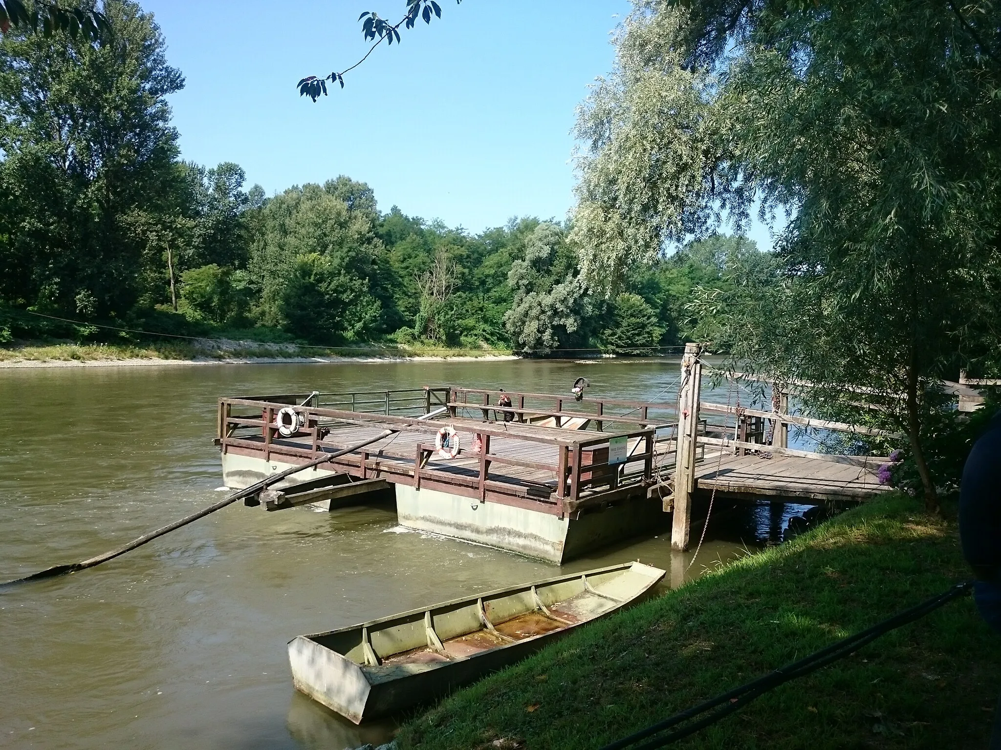 Photo showing: A cable ferry (sl: brod) over the Mura river, connecting "Otok ljubezni" (en: "Island of Love") near Ižakovci and a pier accessible from Krapje.