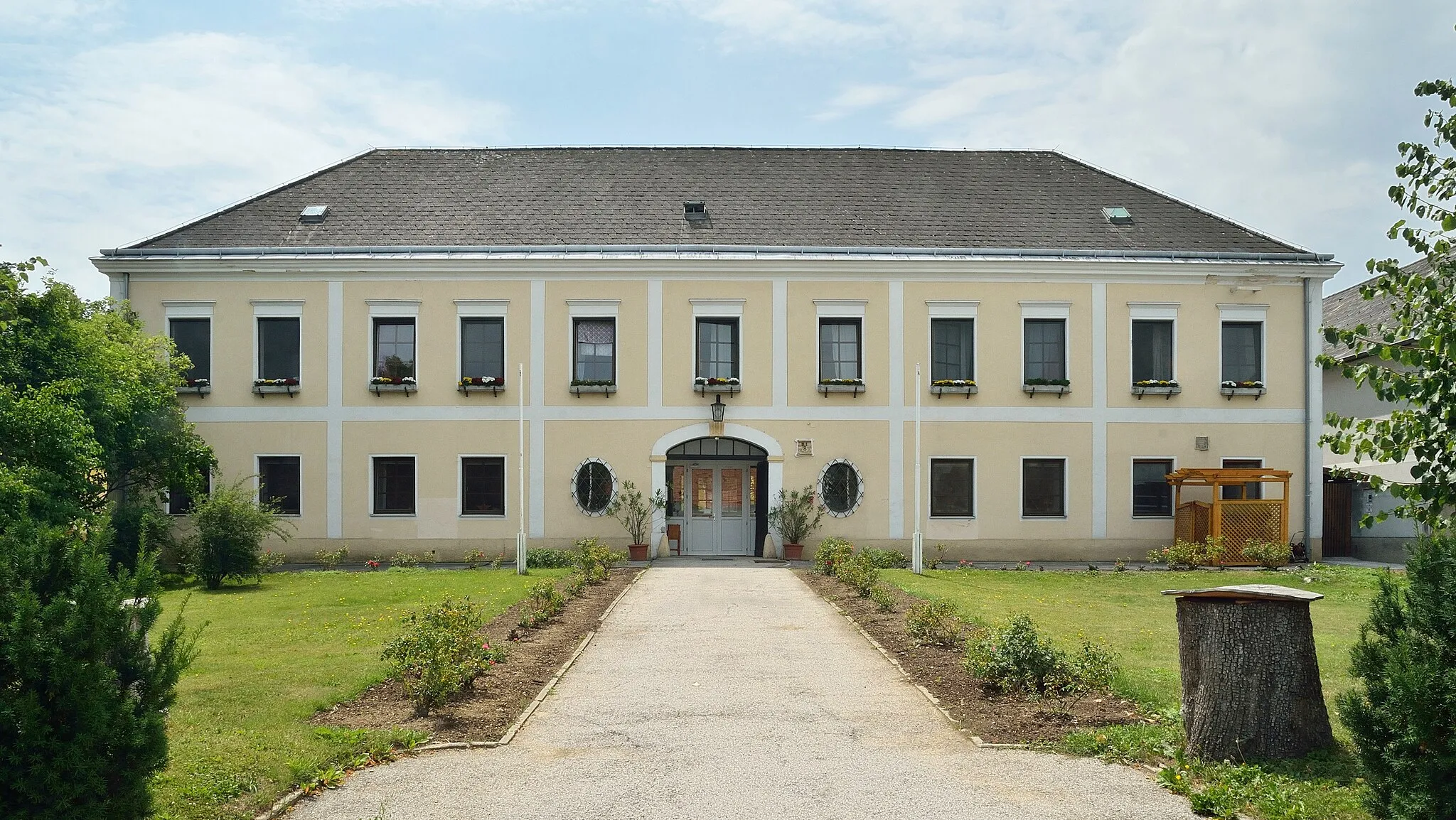 Photo showing: symmetrische Frontalansicht des Schlosses Hochwolkersdorf in NÖ.