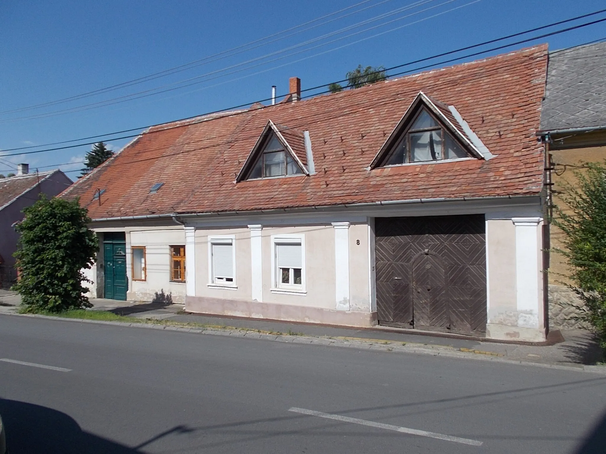 Photo showing: #8 Local grade listed, Folk-Neoclassical style, 1st half of the 19th century house AND #10 Local grade listed, Baroque, 18th century house with a 'Folk-Neoclassical' style, early 19th century facade - 8 and 10 Sziget Street, Kőszeg, Vas County, Hungary.