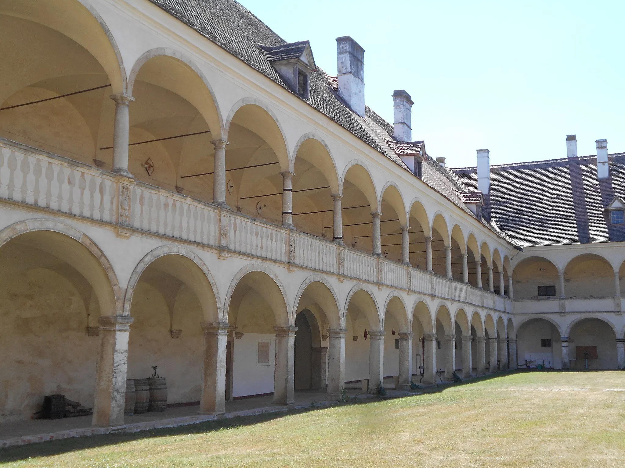 Photo showing: Schloss Deutschkreutz, Arkaden