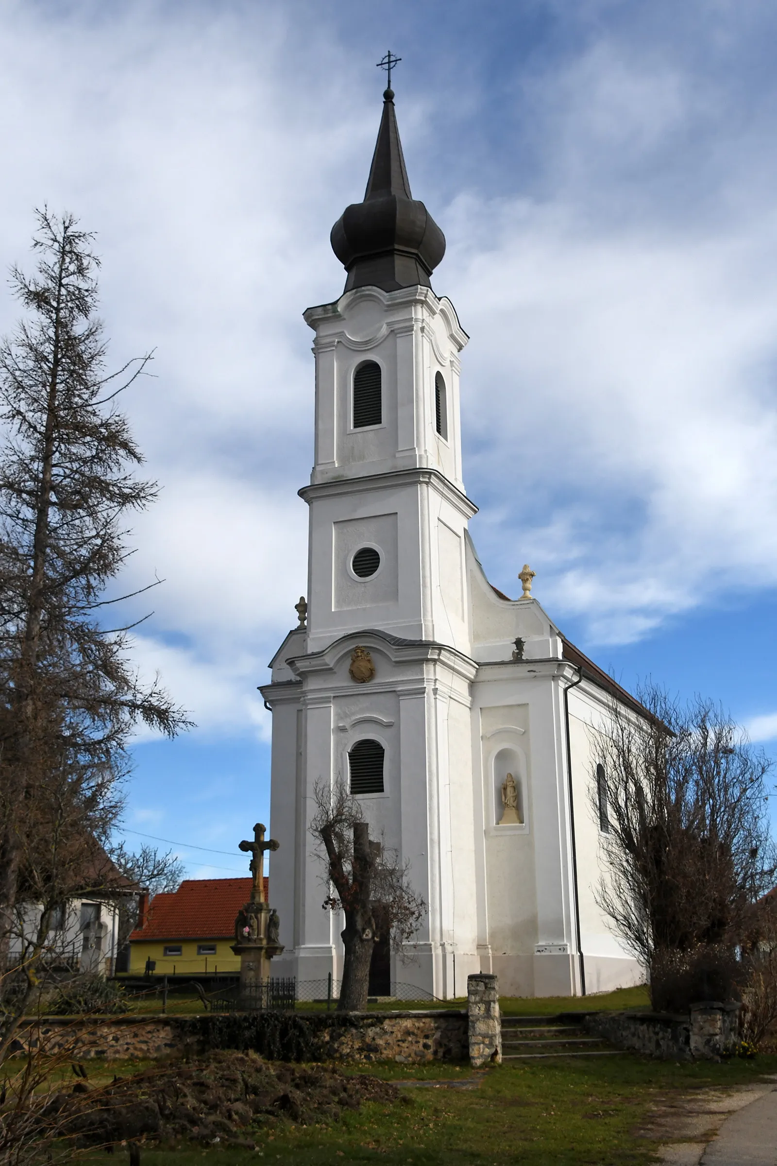 Photo showing: Roman Catholic church in Zalahaláp, Hungary