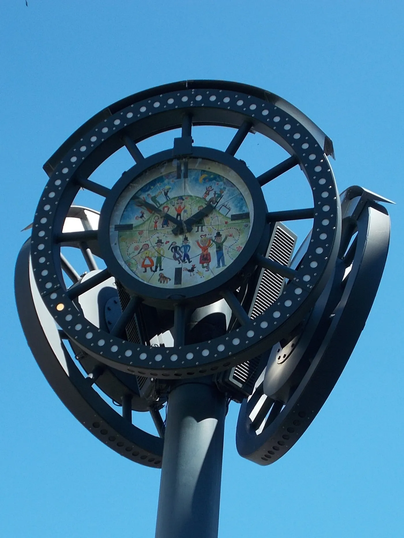 Photo showing: : Street clock - Kisfaludy Sándor Street and Kossuth Lajos Street corner, Zalaegerszeg, Zala County, Hungary.