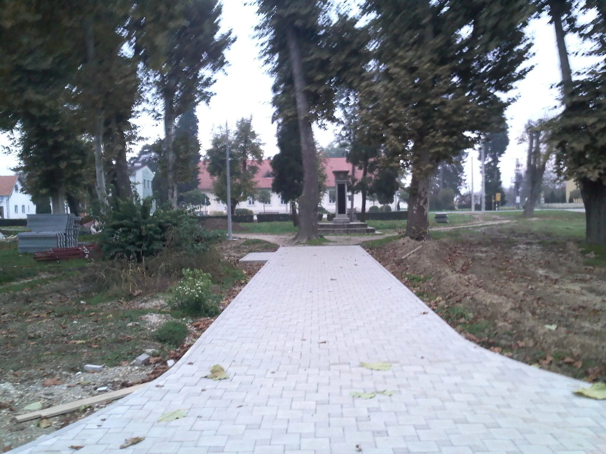 Photo showing: Gola park ispred škole