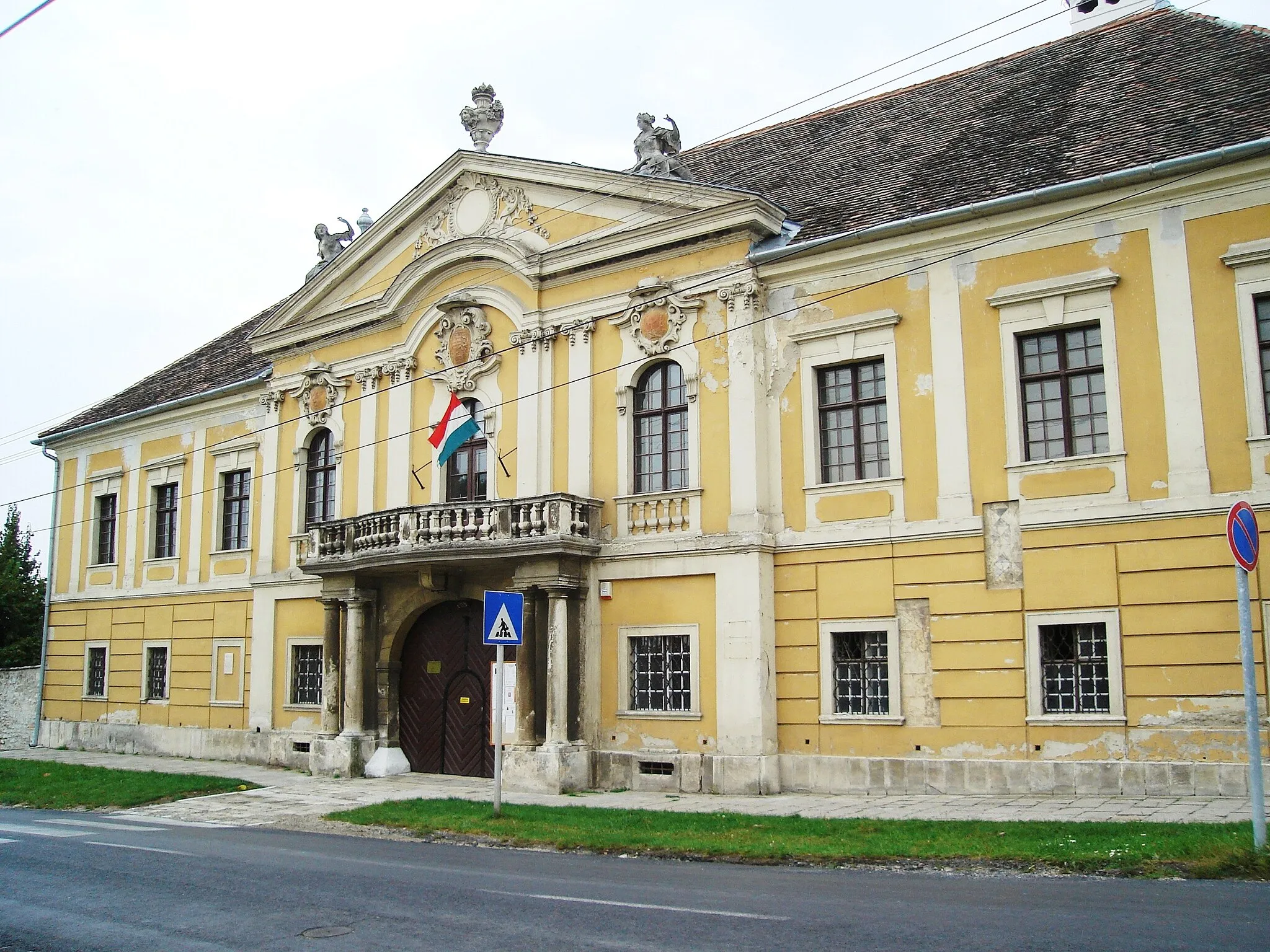 Photo showing: The street front of the episcopal palace in Fertőrákos