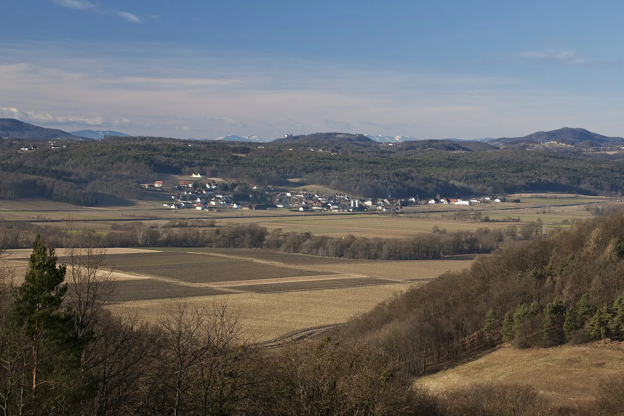 Photo showing: Blick vom Jennersdorfer Tafelberg auf die Ortschaft Welten; Ortsteil der Gemeinde Sankt Martin an der Raab, Bezirk Jennersdorf.