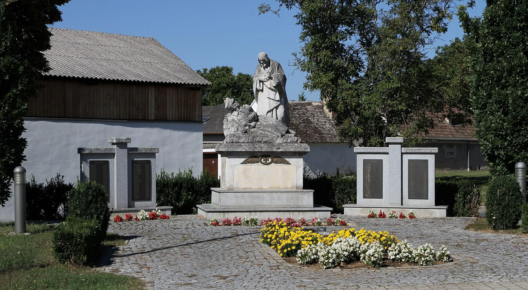 Photo showing: Denkmal in Gedenken an die Gefallenen und Vermissten des I. und II. Weltkrieges in der burgenländischen Gemeinde Nikitsch.