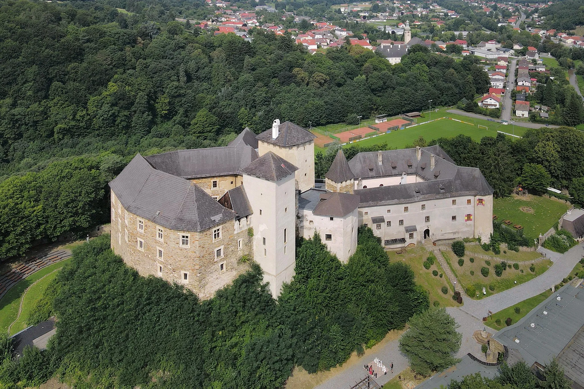 Photo showing: Southeast view of Lockenhaus Castle, Austria.