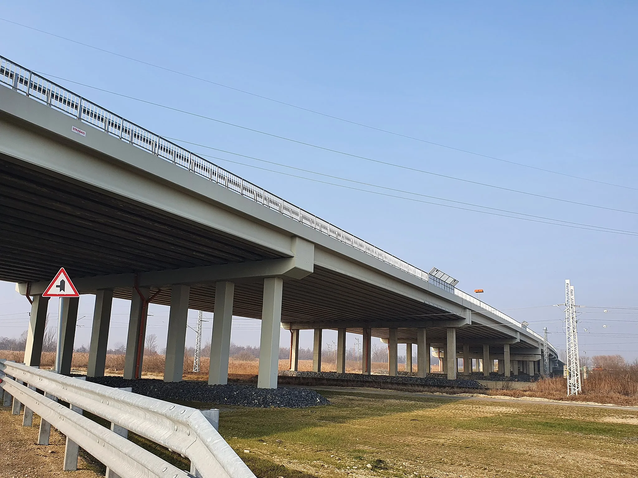 Photo showing: 2020-ban átadott 365 méter hosszú M76 felüljáró a 26-os és 30-as vasútvonalak valmint a 7501 jelű összekötő út felett Balatonszentgyörgy