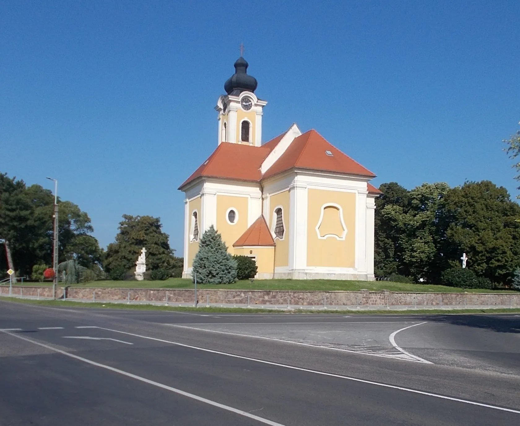 Photo showing: : Exaltation of the Cross Church from southeast. Baroque, built in 1753-1758, planned by Kristóf Hofstädter - Ady Endre Street, Balatonkeresztúr, Somogy County, Hungary.