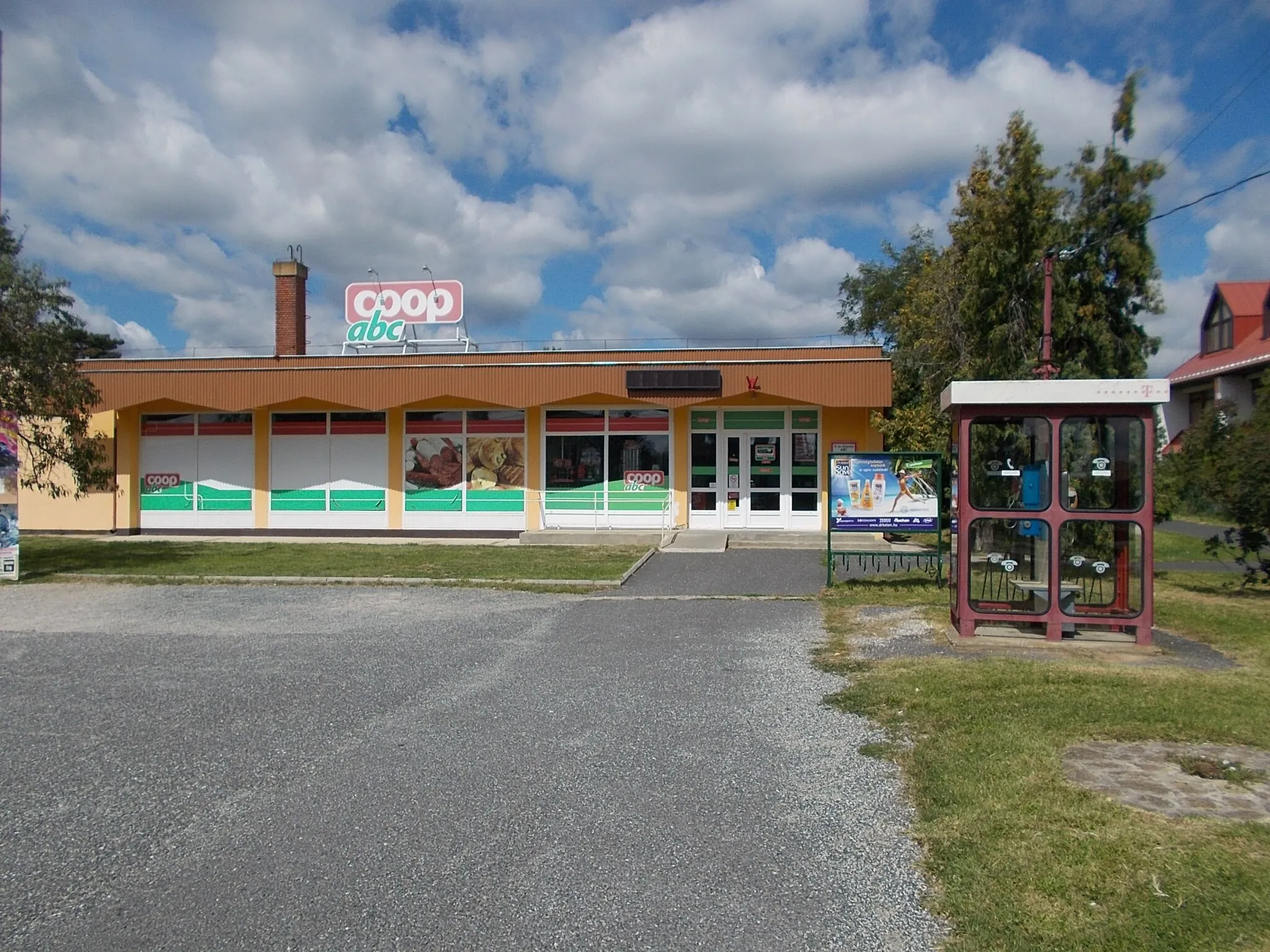 Photo showing: Coop supermarket and phone booth. - Gyenesdiás, Zala County, Hungary.