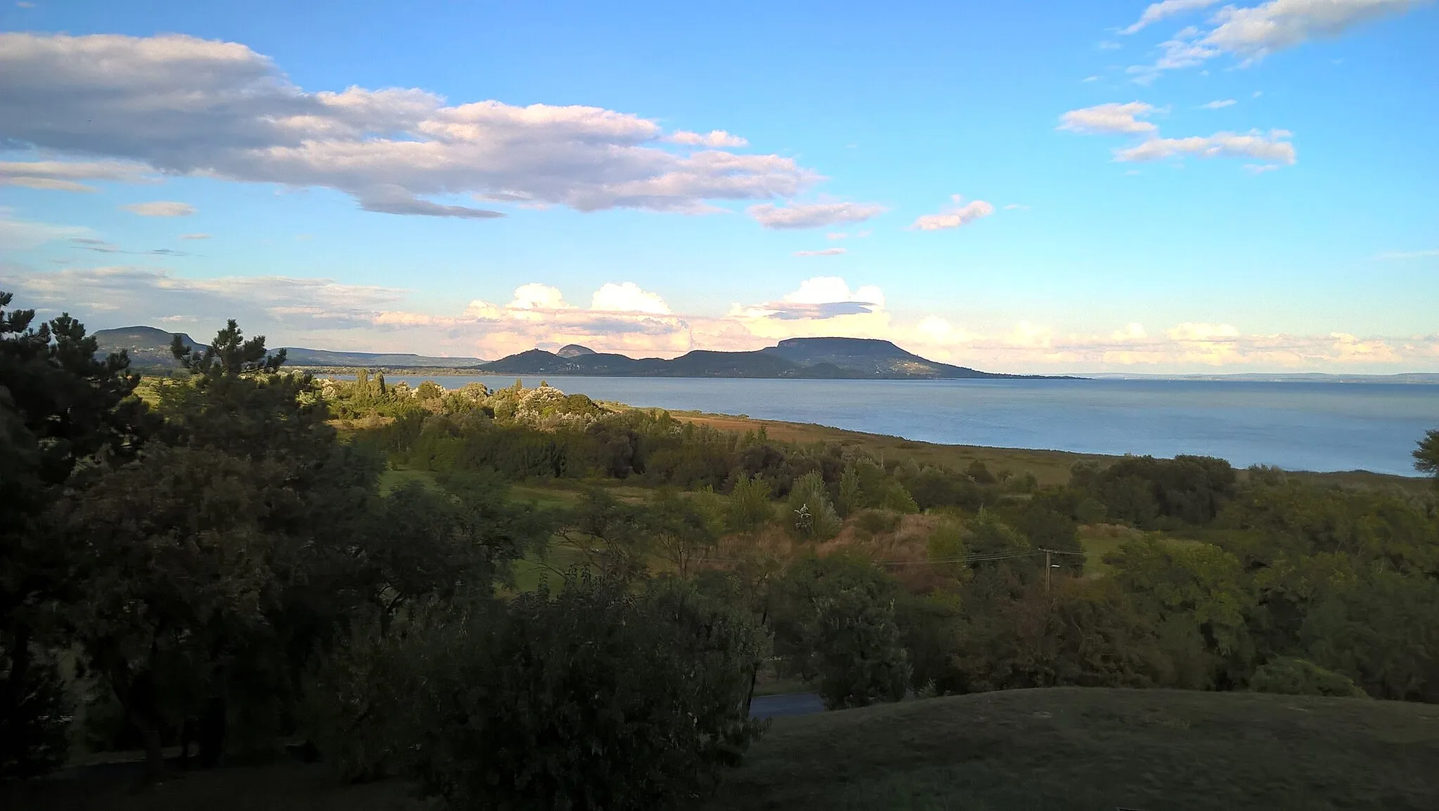 Photo showing: Szépkilátó, Balatongyörök. A Tapolcai medence tanúhegyei : a Badacsony, a Szent György-hegy, a Csobánc, a Gulács, a Tóti-hegy, a Haláp