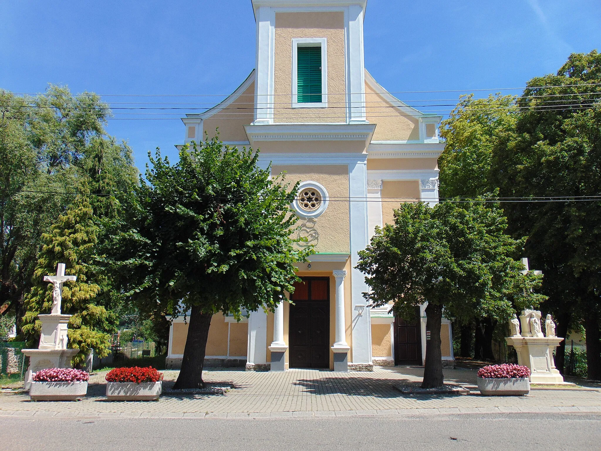 Photo showing: A balatonedericsi Keresztelő Szent János-templom bejárati traktusa