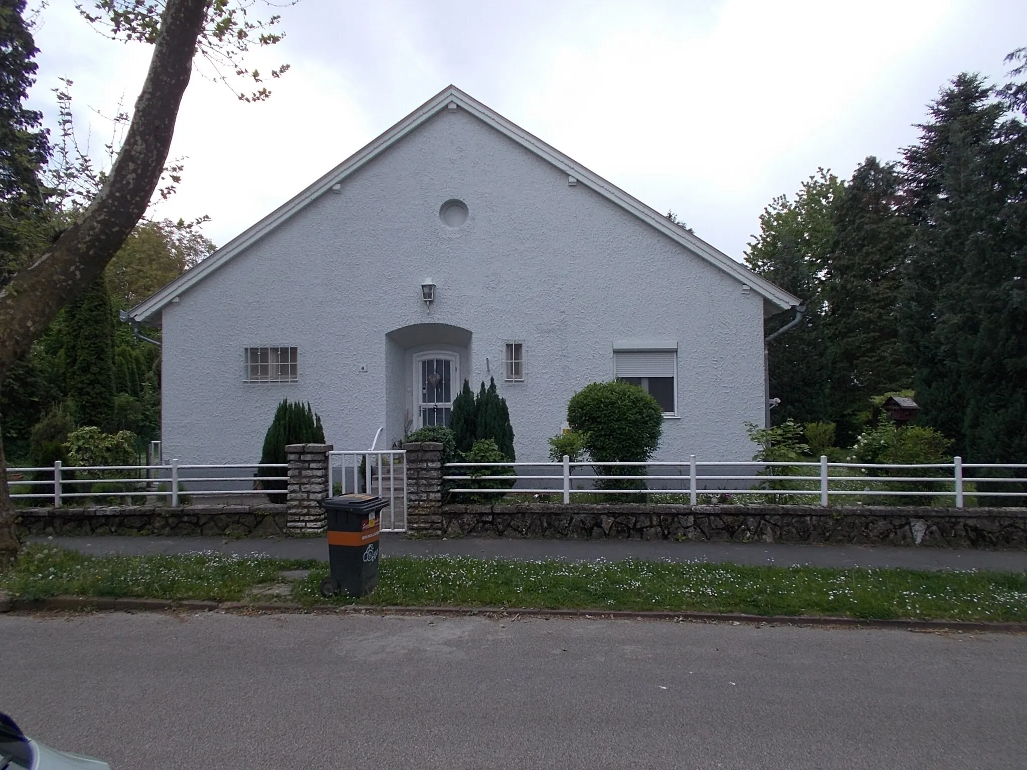 Photo showing: One local grade listed house of the MAORT Camp. MAORT is an abbrev.= Hungarian American Oil Industry Co., it was established by ExxonMobil in 1938 The 'Camp' built for engineers, officers and workers of the Oil Company.  - 8 Olaj Street, MAORT Camp, Nagykanizsa, Zala County, Hungary