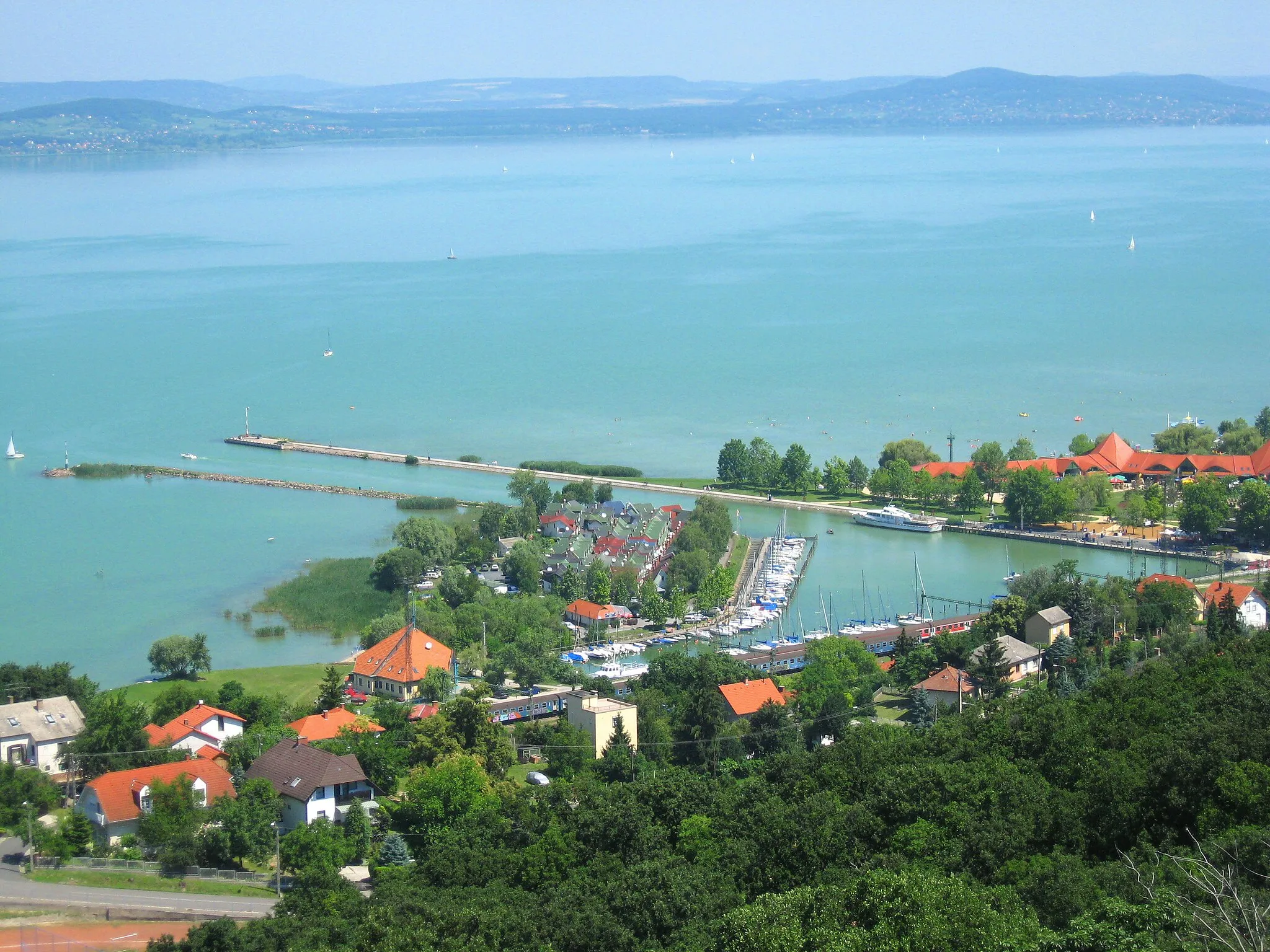 Photo showing: View of Port of Fonyód and Lake Balaton.