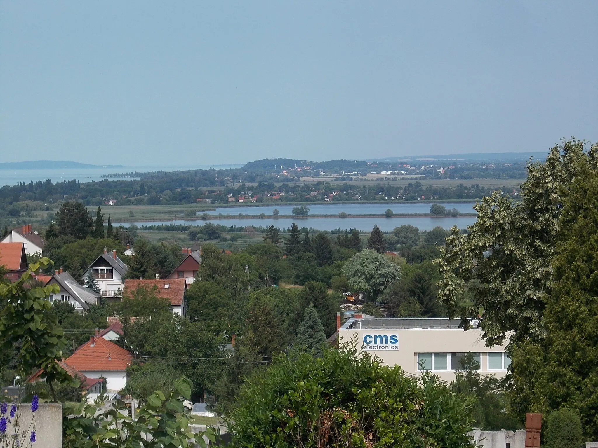 Photo showing: : Fishing lakes from the Cemetery. - Kisfaludy Street, Fonyód, Somogy County, Hungary.