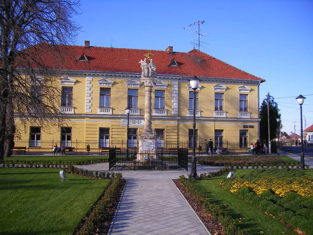 Photo showing: Bős - Szentháromság tér